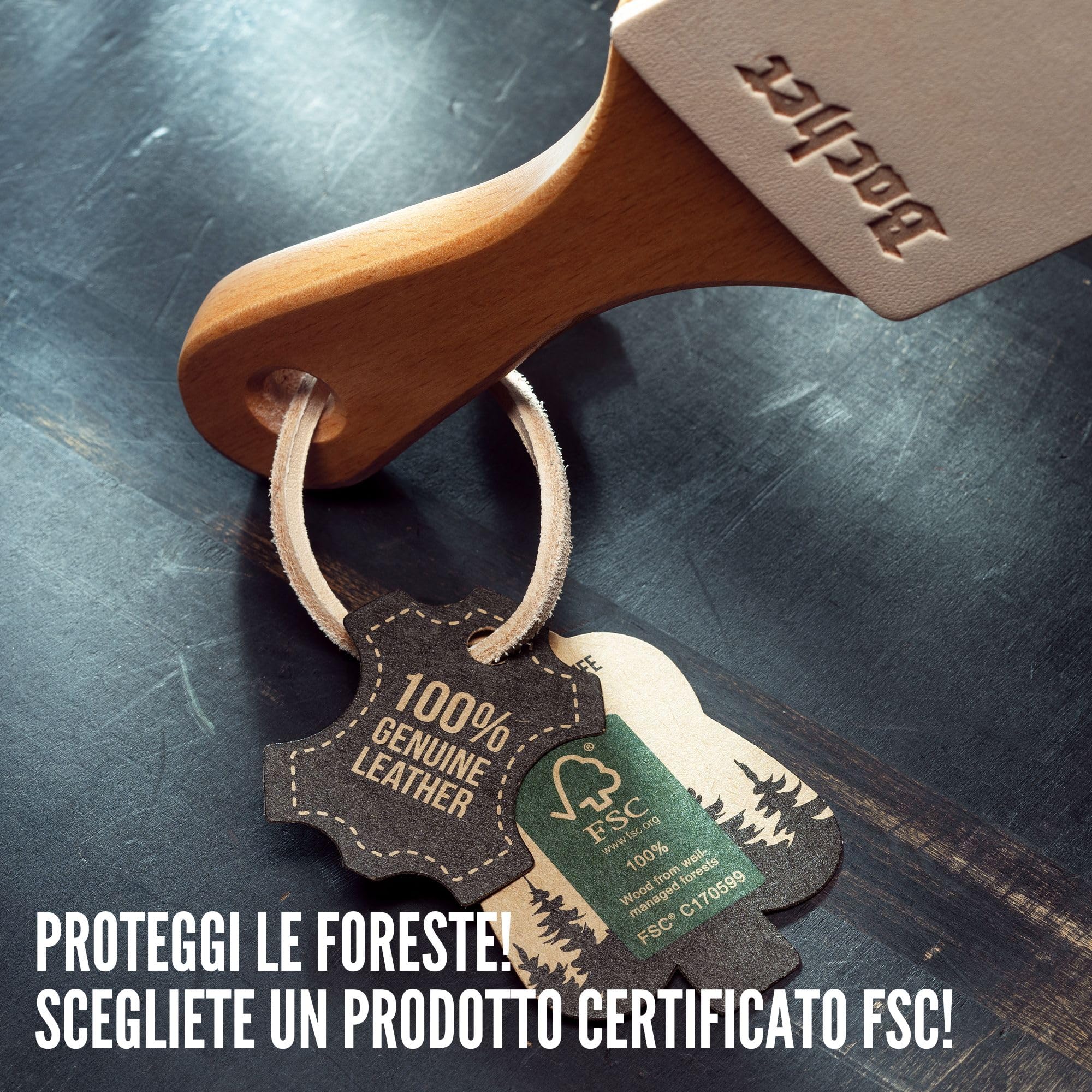 Bacher Coramella in Pelle per l’affilatura di Strop. Manico a paletta in legno massiccio rivestito in cuoio conciata al vegetale spesso 3 mm. Include 4 kit compound di levigatura.
