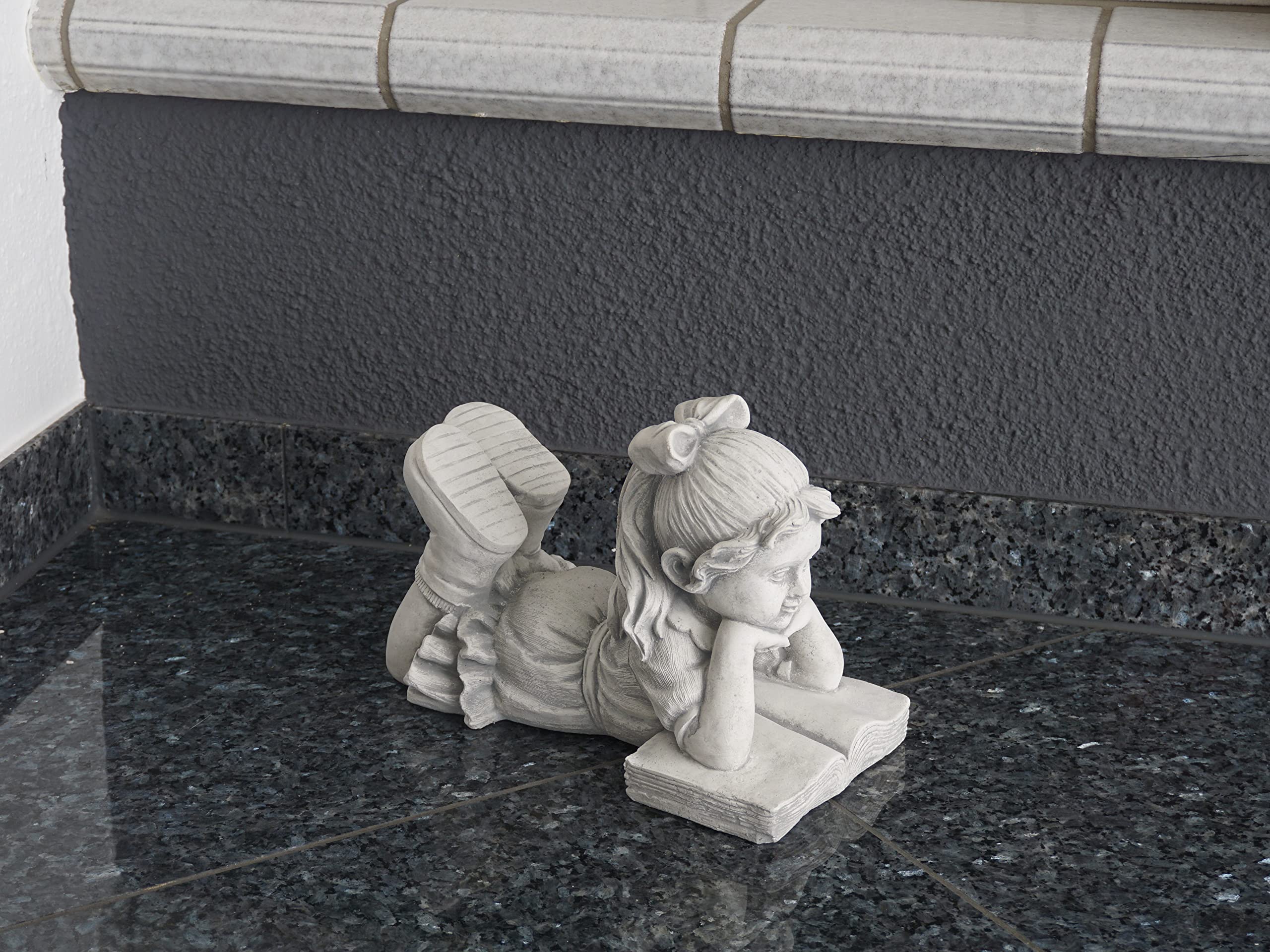 gartendekoparadies.de Ragazza sdraiata con libro, statuetta in pietra H. 22 cm, 8 kg, grigio, resistente al gelo in pietra grezzo per esterni