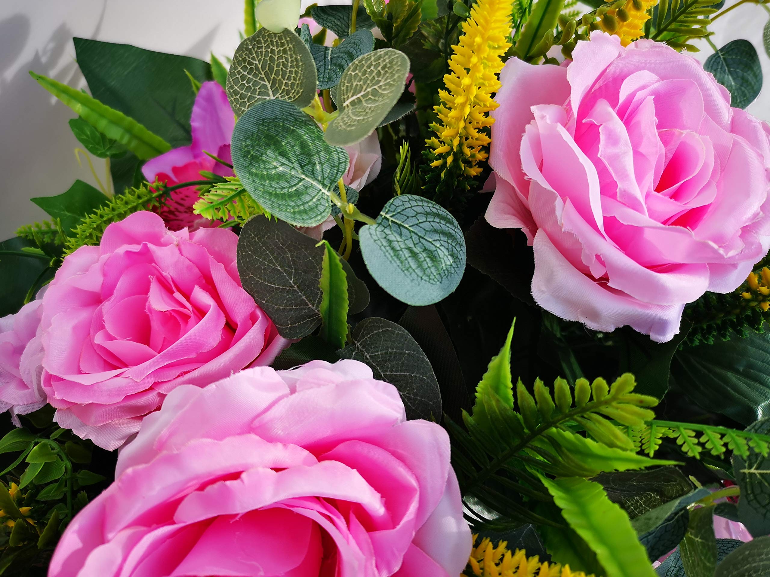 Composition de Fleurs Artificielles, Lesté Ciment pour Une Très Bonne Tenue à L' extérieur, Réalisé par Nos Soins, Les Fleurs sont De Très Bonne Qualité.