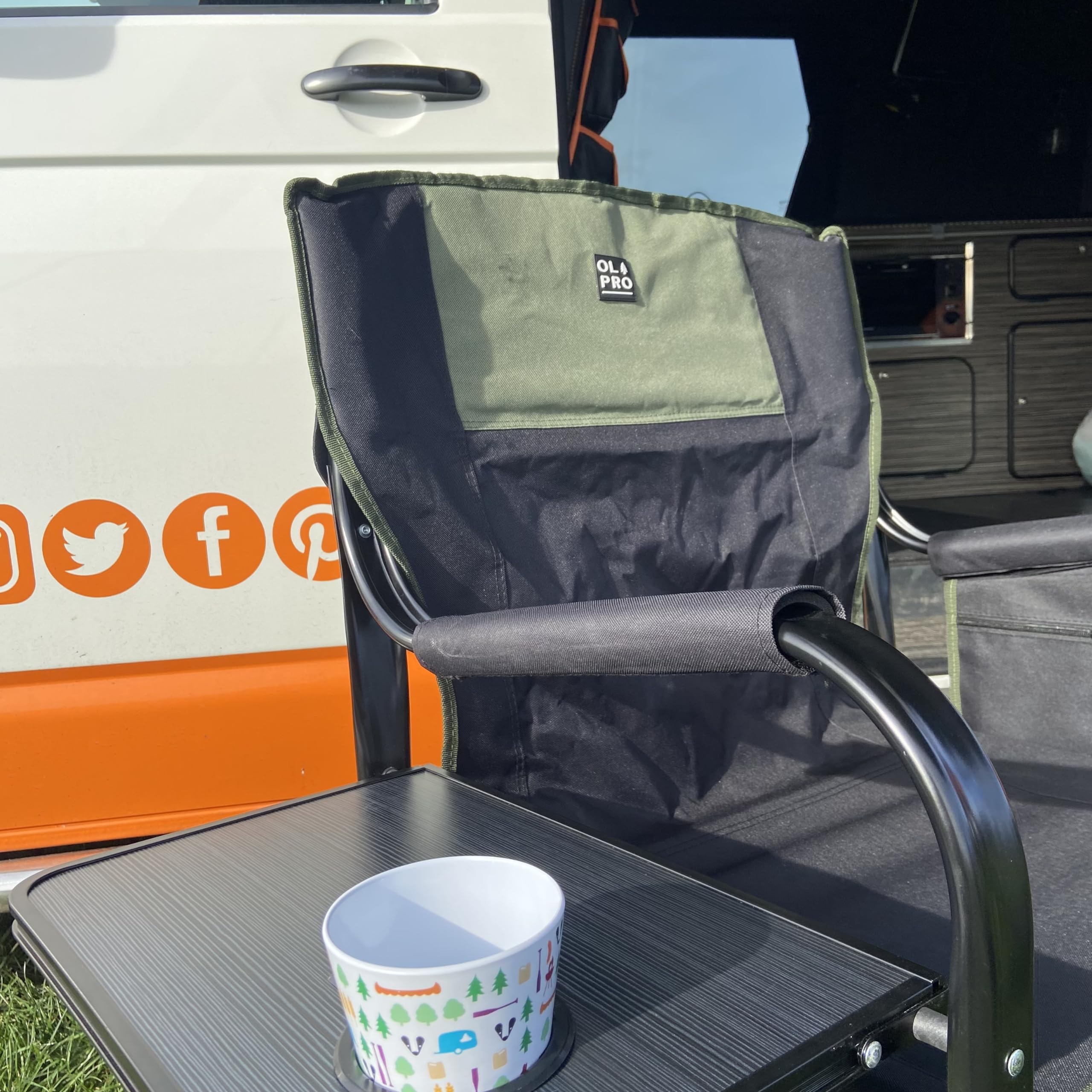 OLPRO Silla de director de lujo, verde y negro, silla de camping plegable con mesa auxiliar, soporte para bebidas y almacenamiento con cremallera, muebles resistentes de director al aire libre para