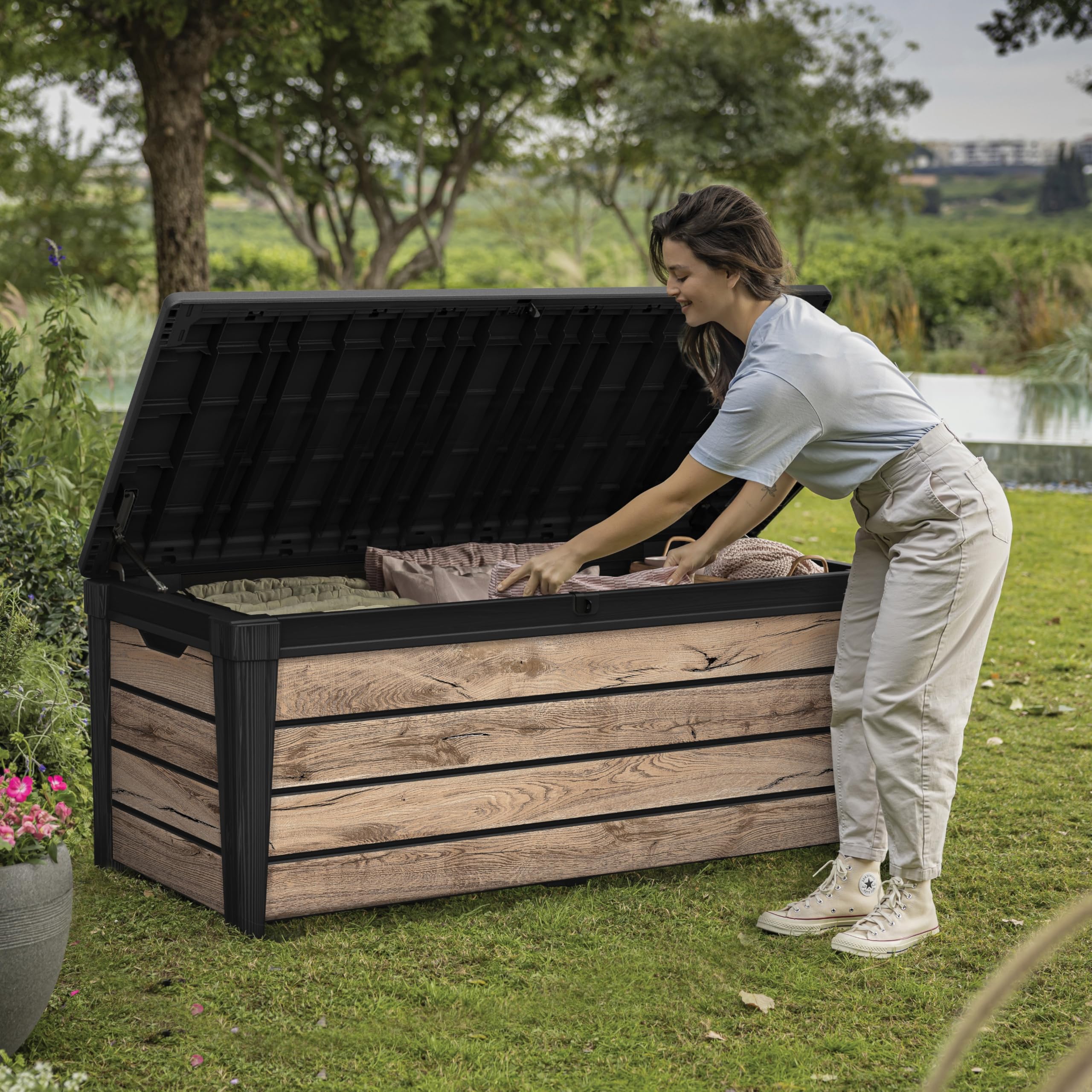 Koll Living Gartenbox Brightwood | 454 Liter, Holzoptik Pinie | Deckel mit Gasdruckfedern, bis 300 kg belastbar | wetterfest, wasserdicht, UV-resistent | Auflagenbox Kissenbox aus Kunststoff