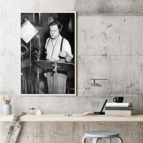 Miniatura 2 de Orson Welles (1915-1985) Director Namerican Productor Guionista y actor mostrado transmitiendo su famosa adaptación de la novela de HG Wells La