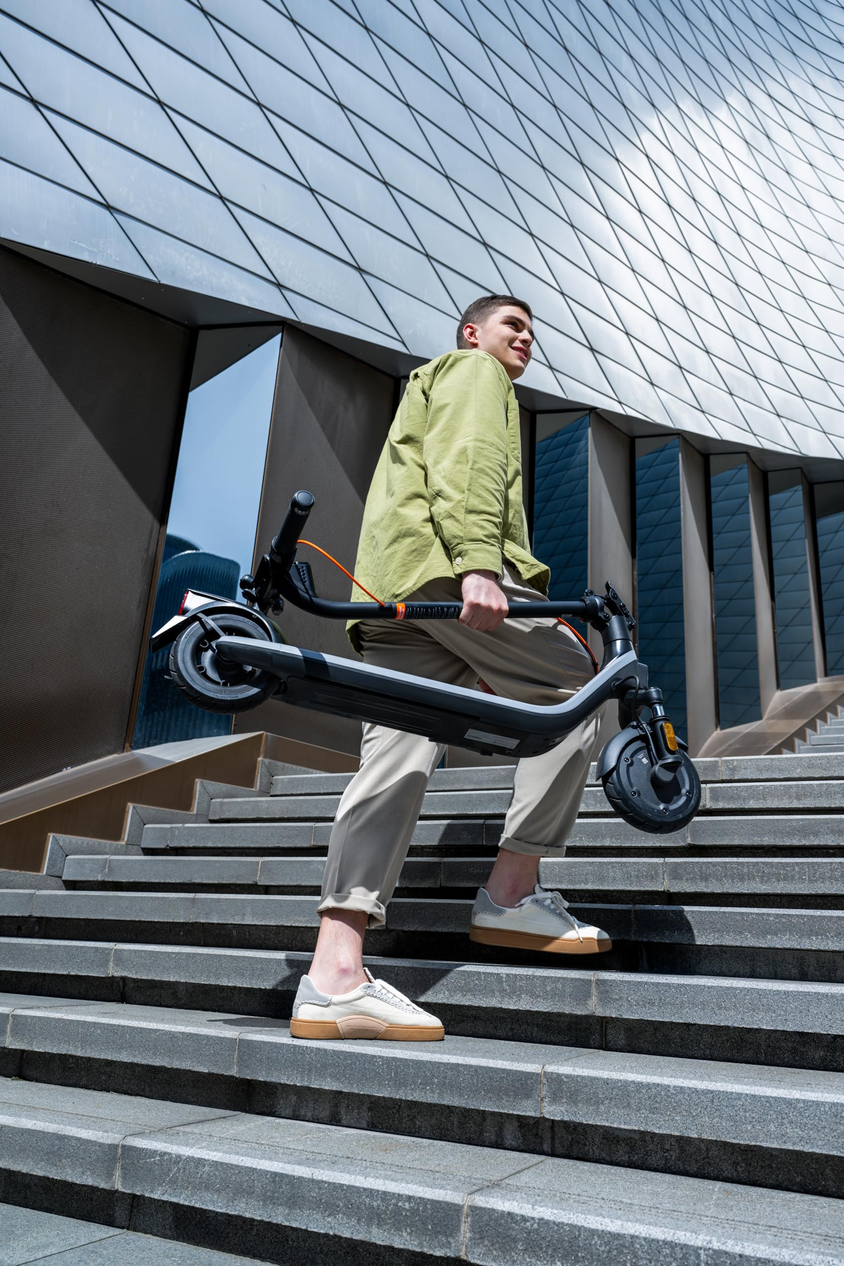 Segway-Ninebot E2 Plus E II Monopattino Elettrico per Adulti, 25 km/h Velocità Massima, 25 km Autonomia