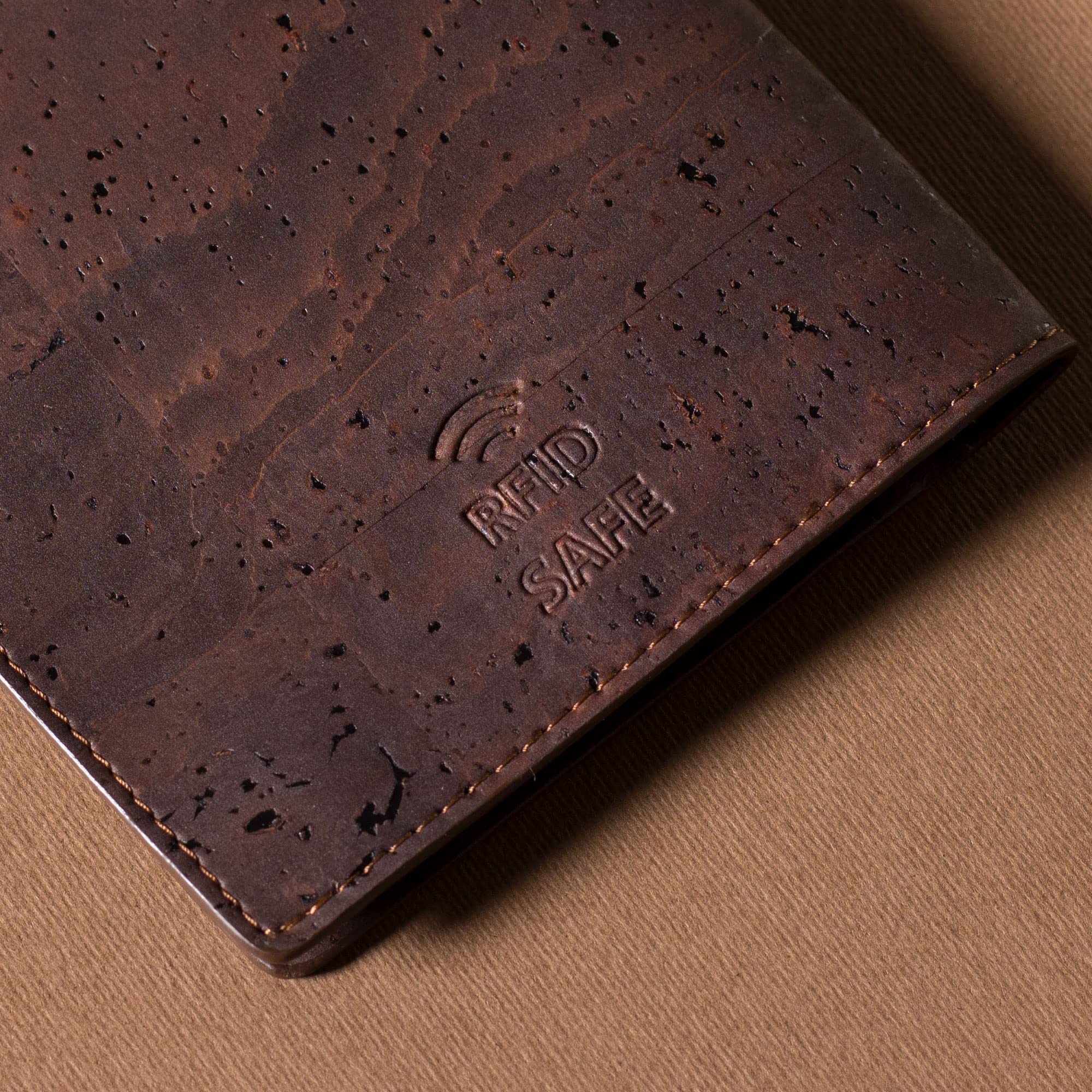 Corkor Porta passaporto con blocco RFID, custodia in sughero vegano bifold per uomini e donne, Marrone, Porta passaporto