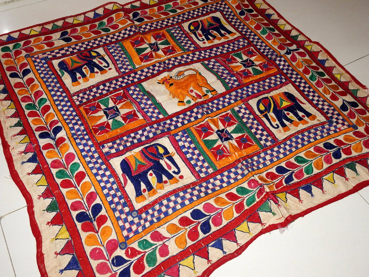 Tapisserie Murale Brodée Vintage Indienne - 238x204 Cm - Coton Et Verre - Motif Floral - Multicolore