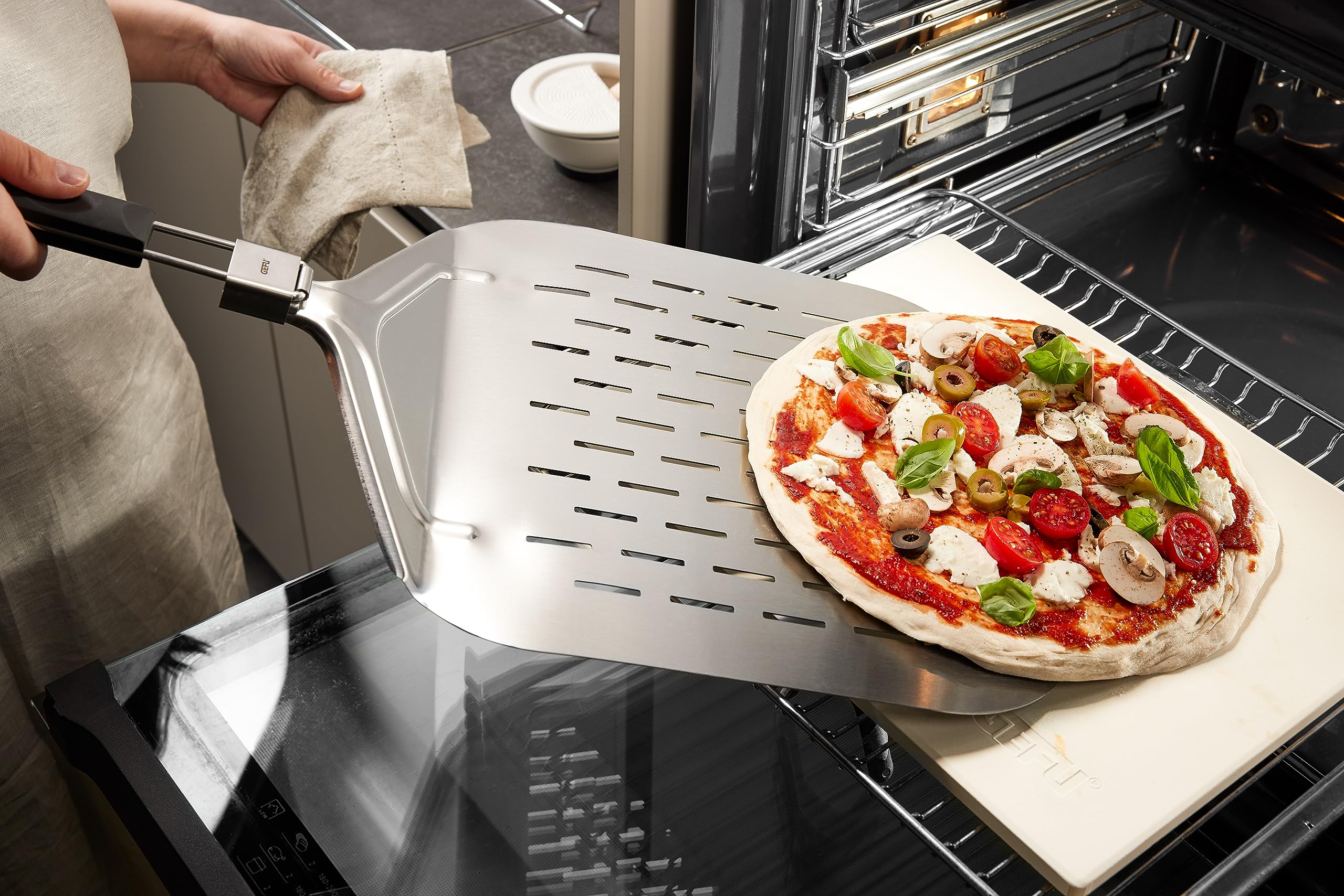 GEFU Pala Per Pizza Slide – Superficie Perforata 32x32 Cm, Manico Pieghevole – Perfetta Per Forno E Barbecue