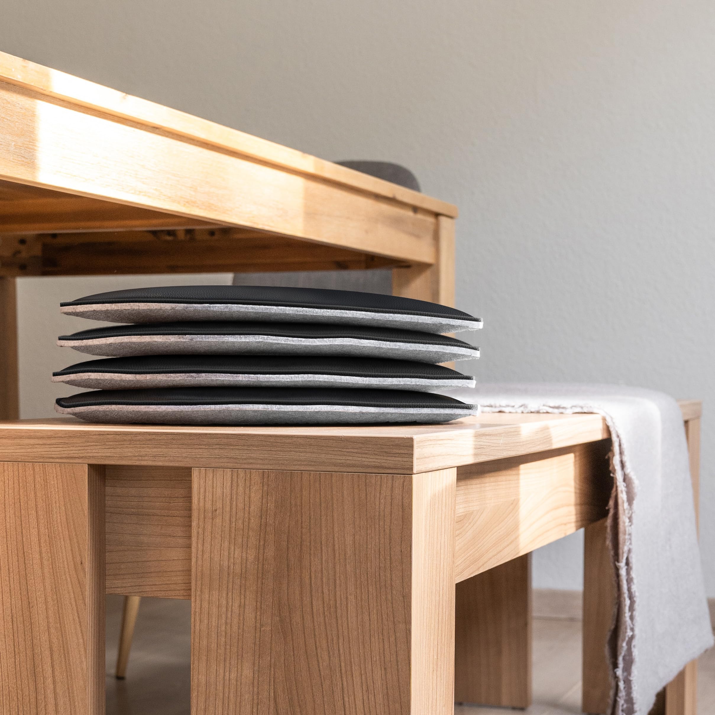 Miqio Design zitkussen, omkeerbaar kussen, rond, van vilt en kunstleer, comfortabele maat XL, stoelkussen ø40 cm, set van 6, zitkussen voor bank en stoel, lichtgrijs-zwart