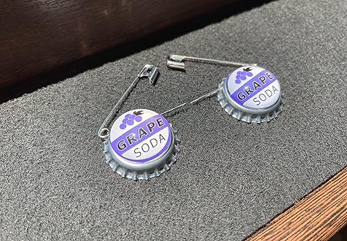Miniatura 7 de COLIBROX Juego de 2 réplicas de Ellie Insignia de uva de soda Botellero "UP" y Pegatina Bolsas de Regalo Brocha Disfraz Joyería Insignia Pin, Púrpura
