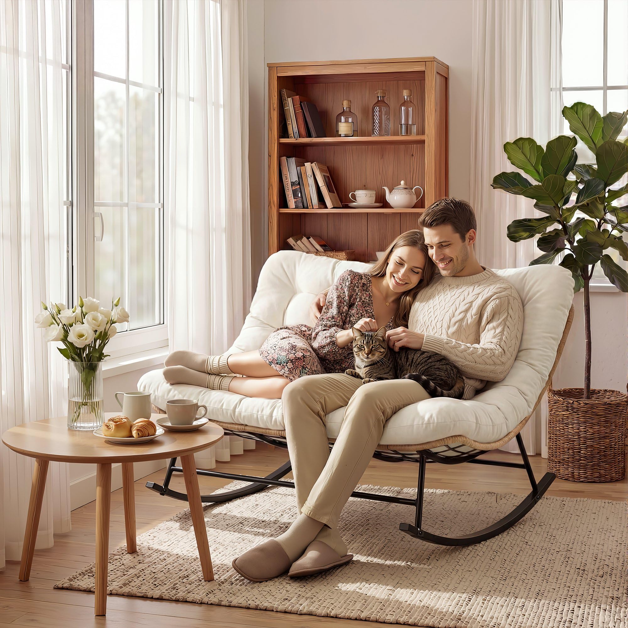 Garvee Fauteuil à Bascule Double Robuste 450 lbs – Dossier rembourré – Tissu imperméable – Cadre métal – Idéal Jardin, terrasse, Salon – Mobilier Moderne – Rotin Jaune et Coussins Beige Clair