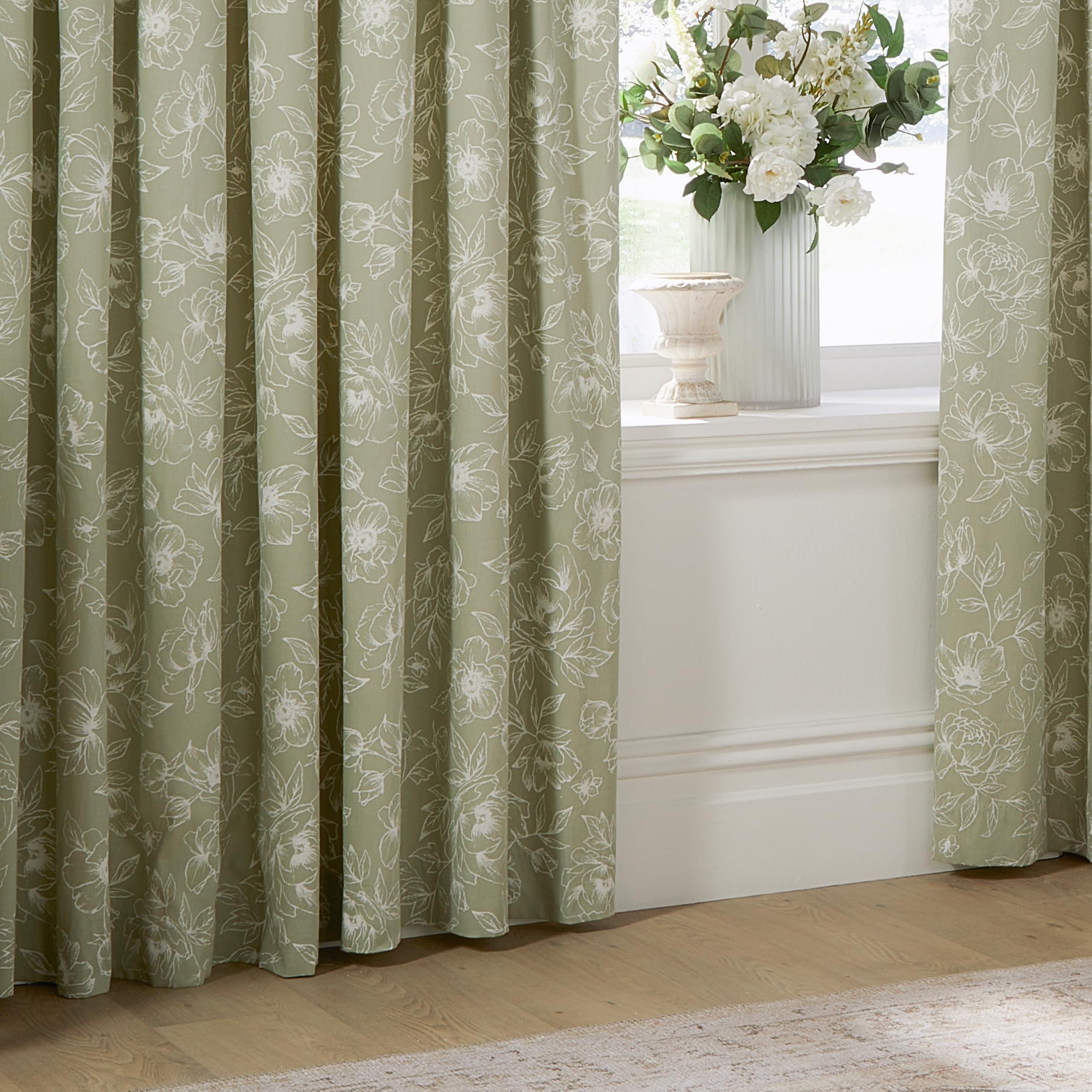 furn. Wylder Bella Bleistiftfaltenvorhang Paar – 100% Baumwolle, natürliches botanisches Blumenmuster, gefütterte Vorhänge (Salbeigrün – 229x183cm)