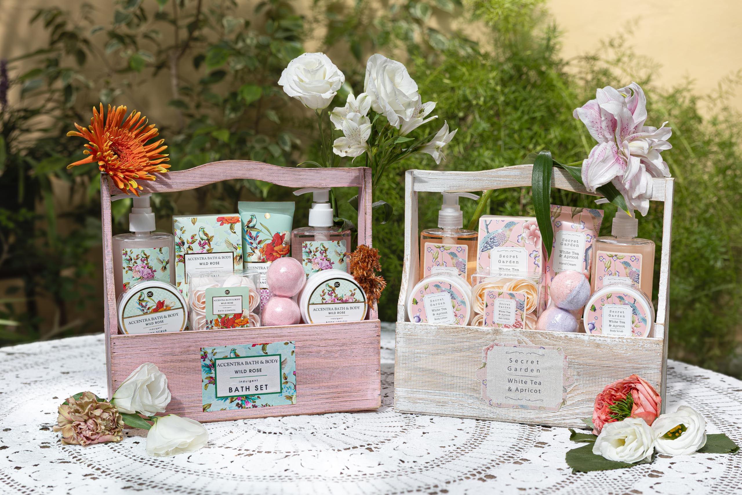 Accentra Set regalo SECRET GARDEN, set bagno donna con 240 ml gel doccia e 240 ml bagnoschiuma, cofanetto regalo bagno donna in scatola di legno bianca con manico, idea regalo cura corpo per lei