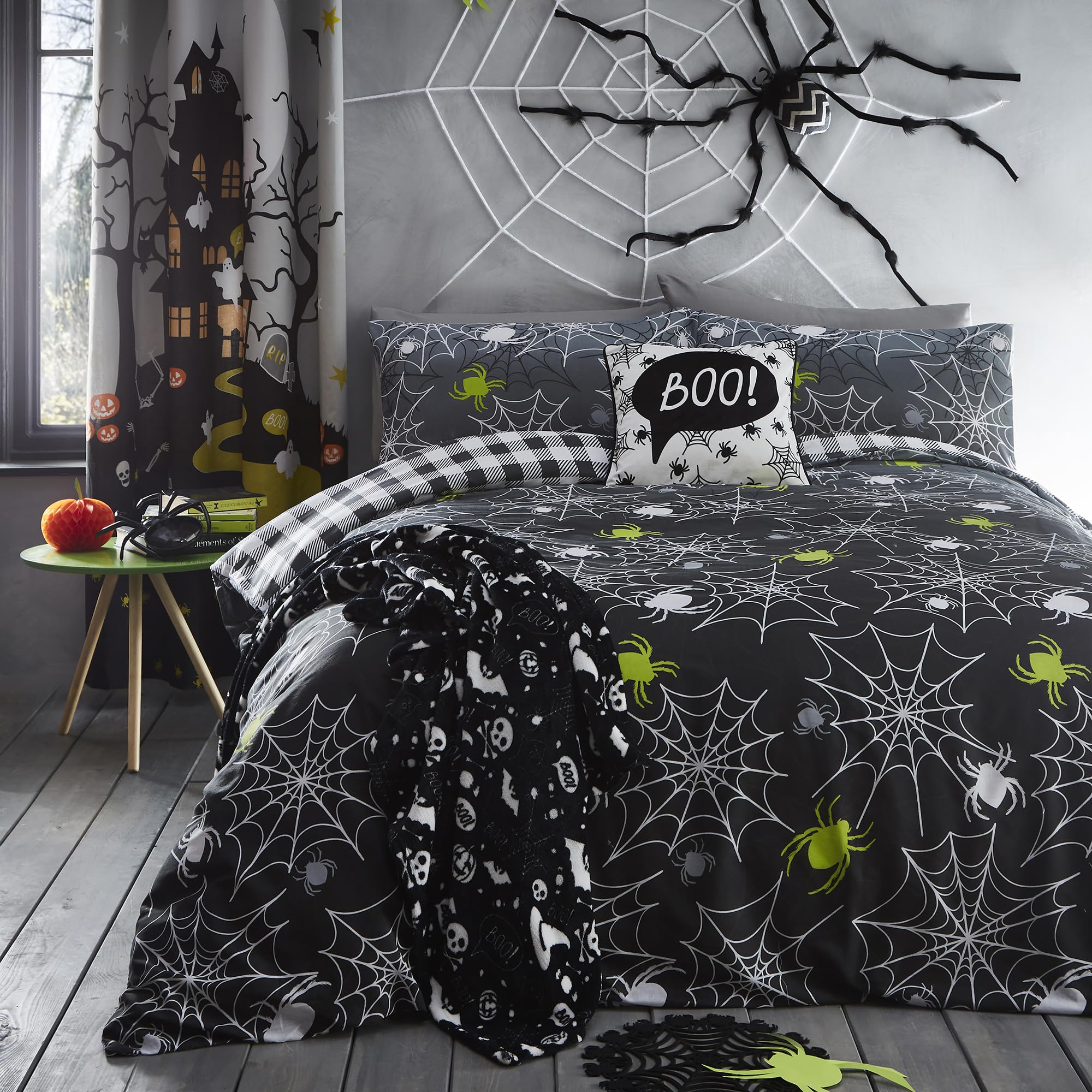 Bedlam - Halloween Fleece Blanket (120 x 150cm) - Super Soft & Cosy Black Fleece Throw with Spooky Bats & Skulls - Image 3