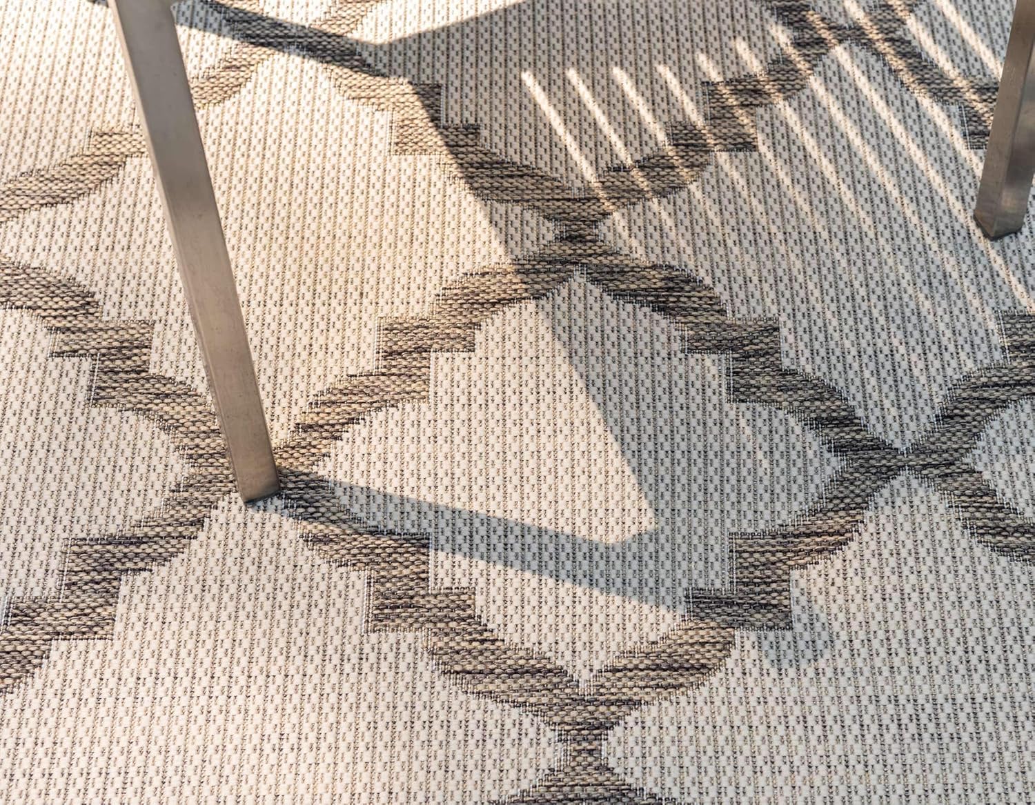 Unique Loom Outdoor Trellis Collection Area Rug - Raised Trellis (3' 3" x 5' 3" Rectangle, Beige/ Brown)