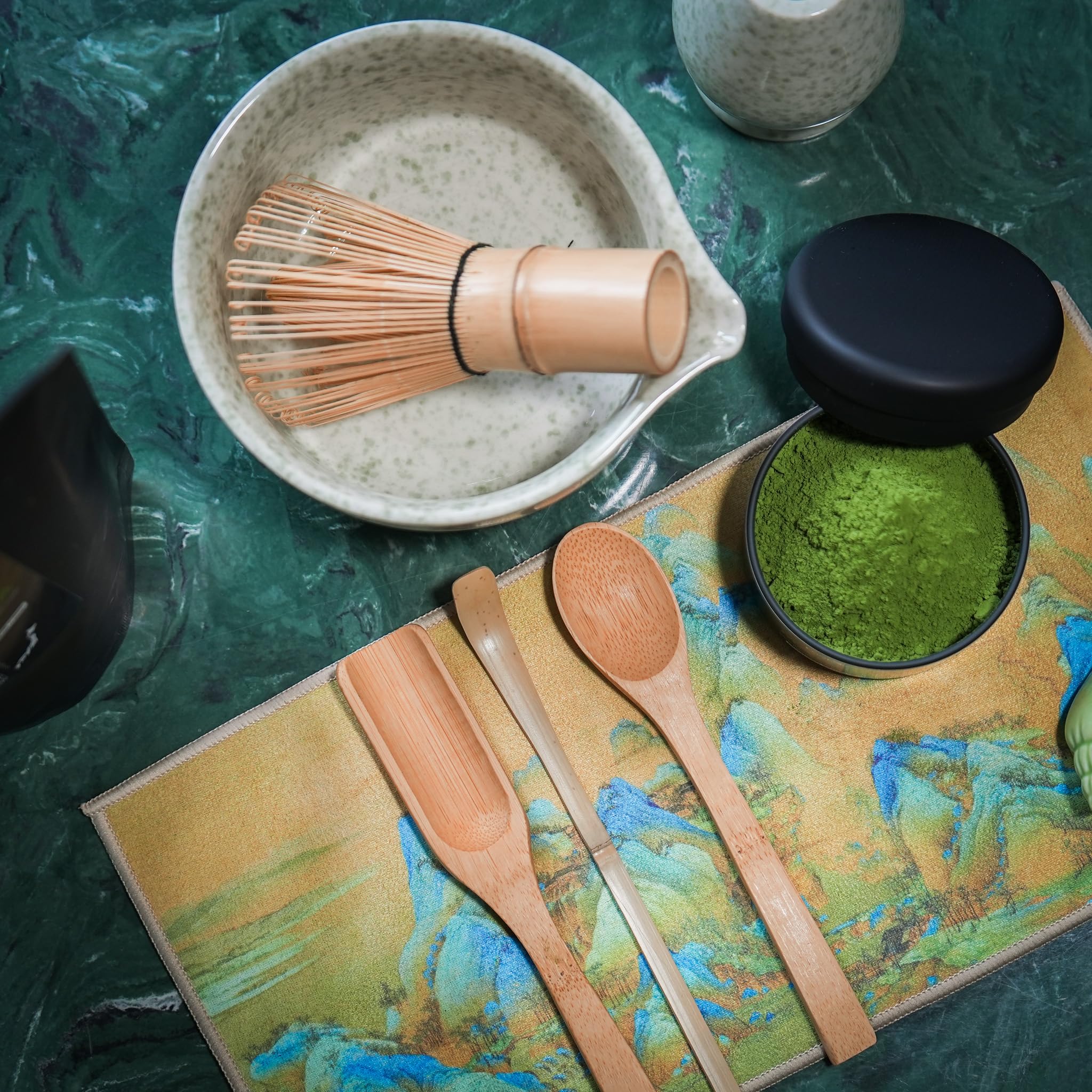 Ceremonial Grade Matcha – Reines handgemahlenes Matcha Pulver aus Japan – Original Japanischer Grüntee aus Erster Ernte – 100g Beutel – Höchste Qualität, Traditionell und 100% Natürlich