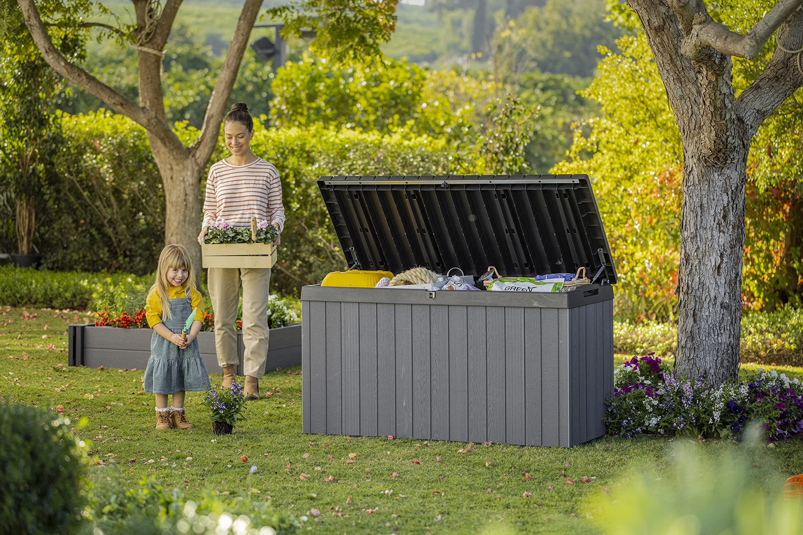 Keter Auflagenbox/Kissenbox Darwin 150-570 Liter l 100% Wasserdicht l mit Belüftung dadurch kein übler Geruch/Schimmel l Moderne Holzoptik l Deckel belastbar bis 300 KG (2 Personen), Graphit/Grau