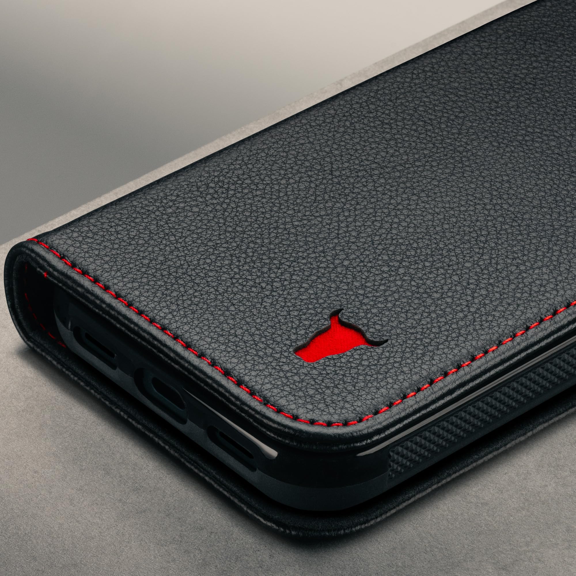 TORRO Skórzane Etui Kompatybilne z Google Pixel 11 Pro 6.3” 2026 – Premium Skórzane Etui Portfelowe z Podpórką i Przegródkami na Karty (Czarny z Czerwonymi Detalami)
