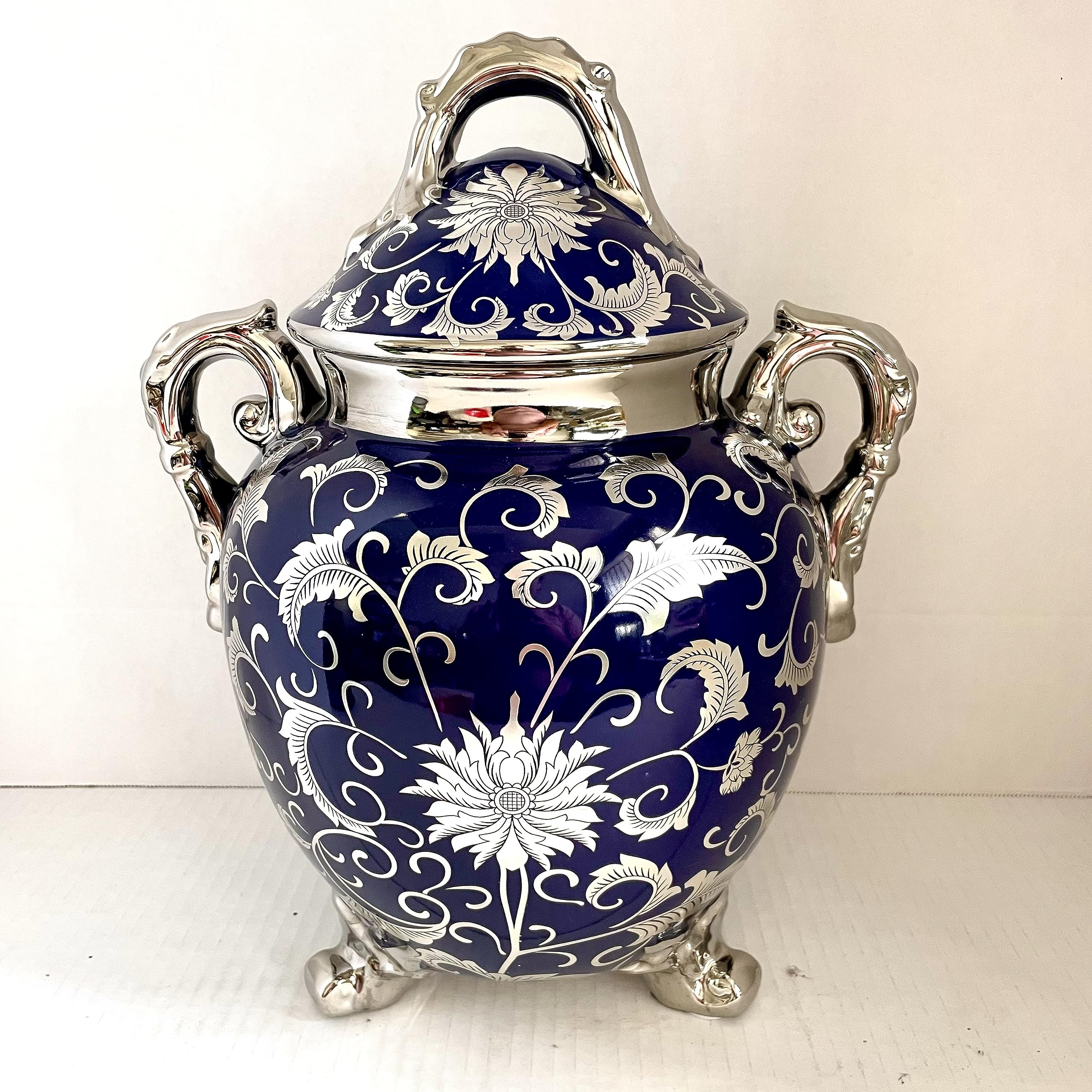 Sopera para Yemaya azul con acentos plateados/Yemaya Tureen with silver accents.