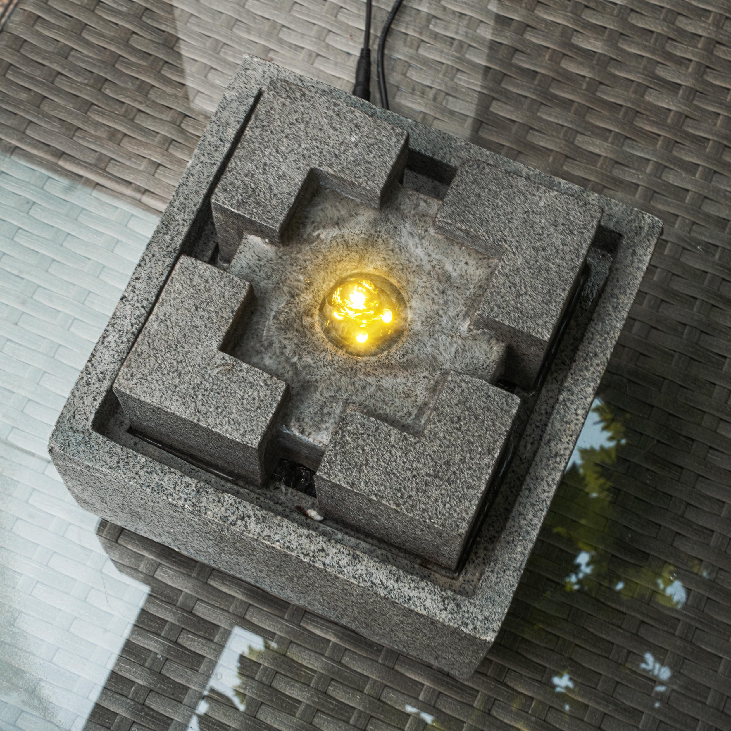 esotec Springbrunnen Wasserbrunnen mit LED Beleuchtung Modern Style, USB-Ladung, Timer, Solarmodul, Akku, LED-Licht warmweiß, 5m Kabel, Erdspieß und Wandhalterung Outdoor 101371