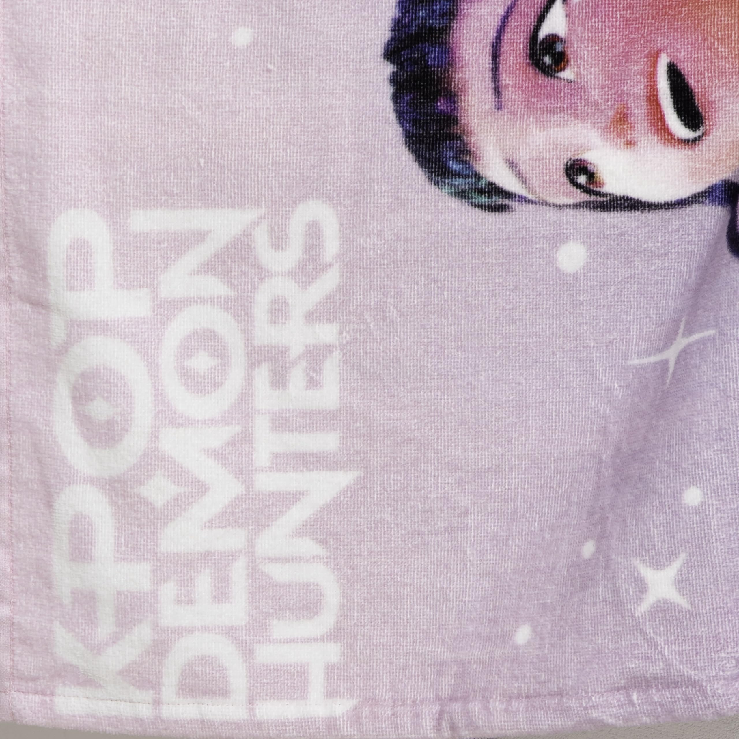 Toalla con Licencia Oficial de K-Pop Demon Hunters | Tacto Supersuave, diseño Celestial hogar, el baño, la Playa y la Piscina | 100% algodón | 140 cm x 70 cm