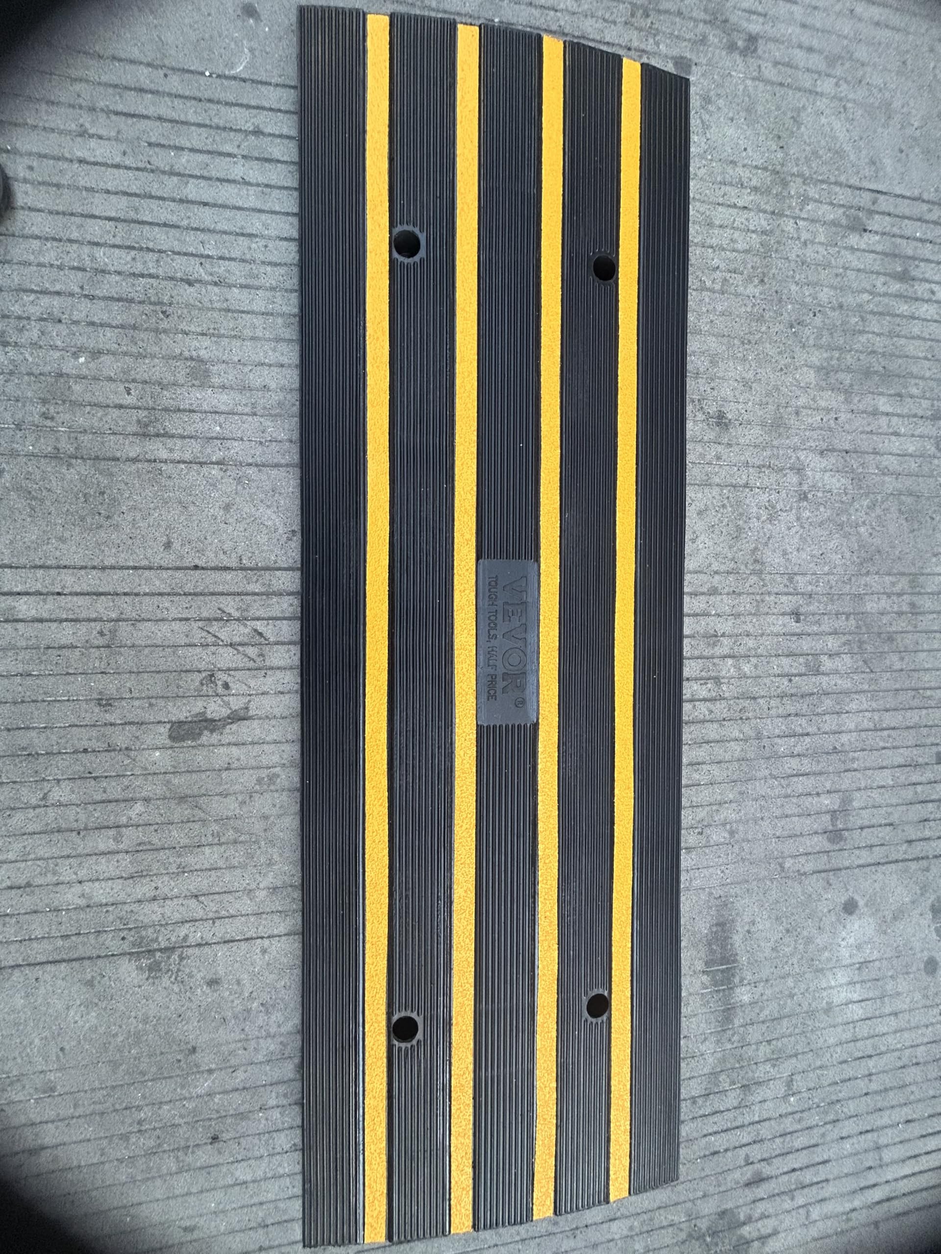 VEVOR Rampa per Soglia in Gomma Altezza 2,5 cm con Canale per Cavi Capacità Max. 15 Tonnellate per Veicoli, Rampa per Soglia Gradini Superficie Antiscivolo 113x24,1x2,5 cm, Rampa Soglia Antiscivolo