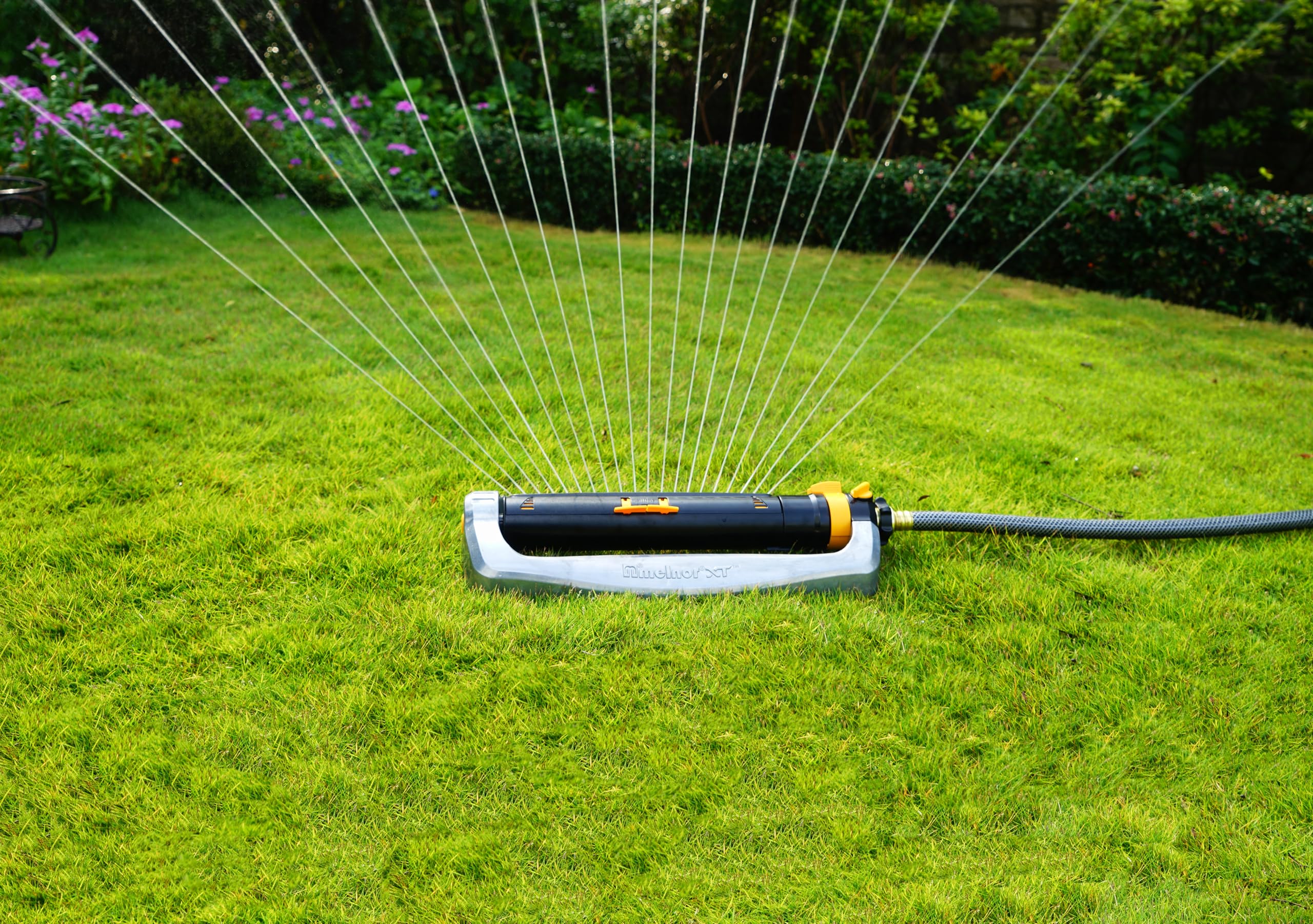 Melnor 65154AMZ XT Turbo Oszillierender Sprinkler, Metallsockel, 4.500 m², Quick Connect Bundle, 3-Fach verstellbar, schwarz, gelb