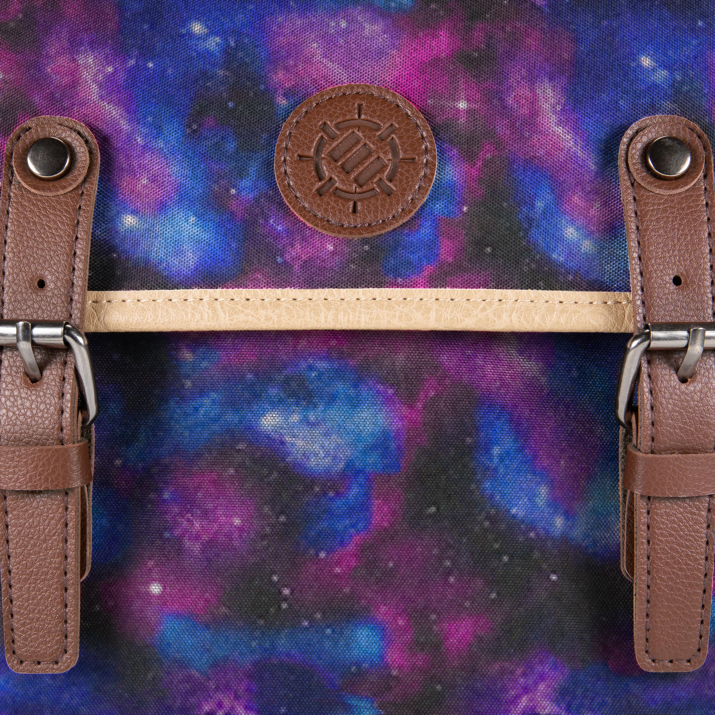 ENHANCE Edición Diseñadores Mochila Compacta MTG - Interior Personalizable, Magic the Gathering, Lorcana y mas, Bolsillo Accesorios Dados, Sobres Booster y Contadores, Bolsillo Playmat (Galaxia)