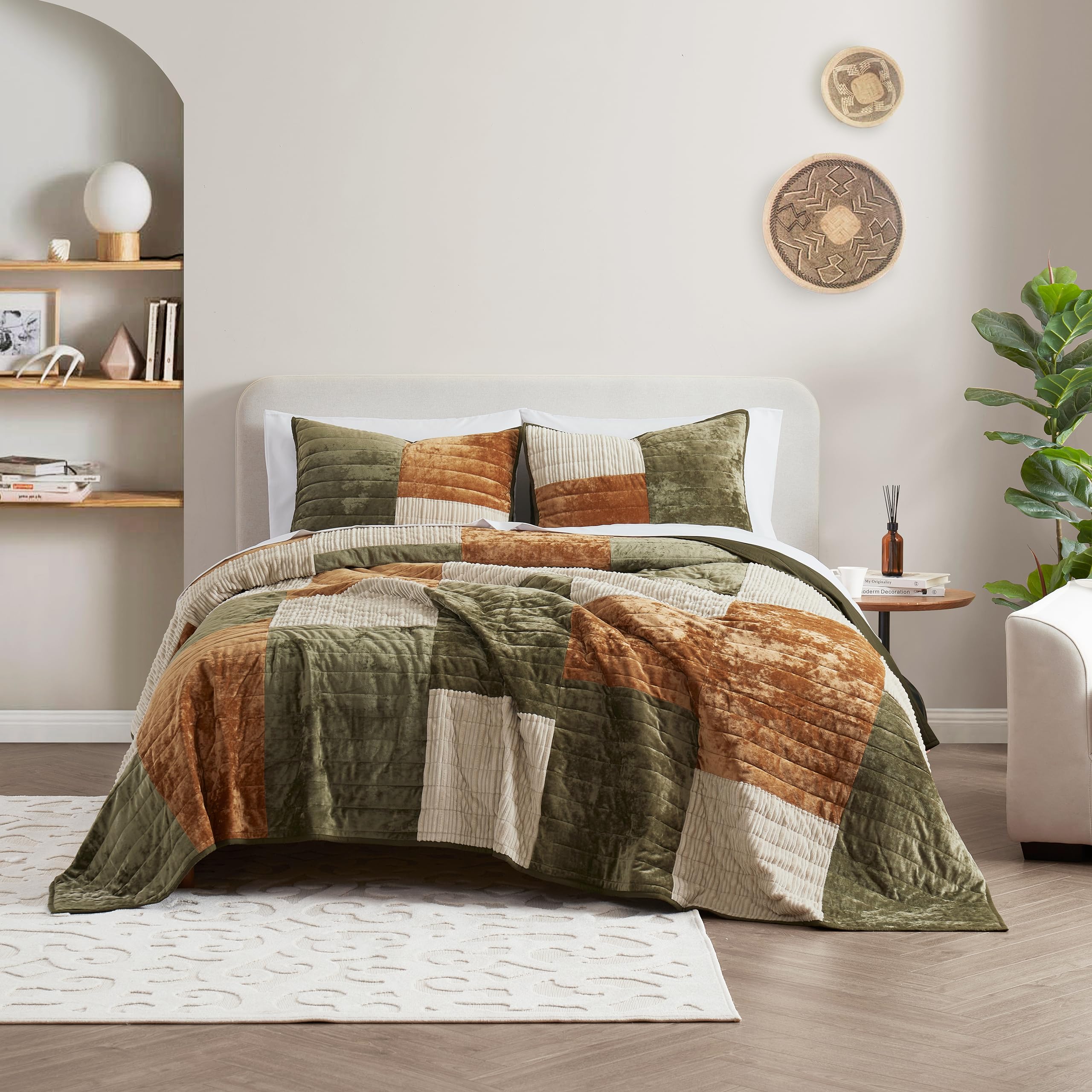 SHALALA Velvet Quilt,King Quilt Bedding Sets,Lightweight Comforters,Luxury Patchwork Bedspreads and Coverlets with Soft Brushed Microfiber Back for All Season(Green-Caramel-Beige,Full/Queen)