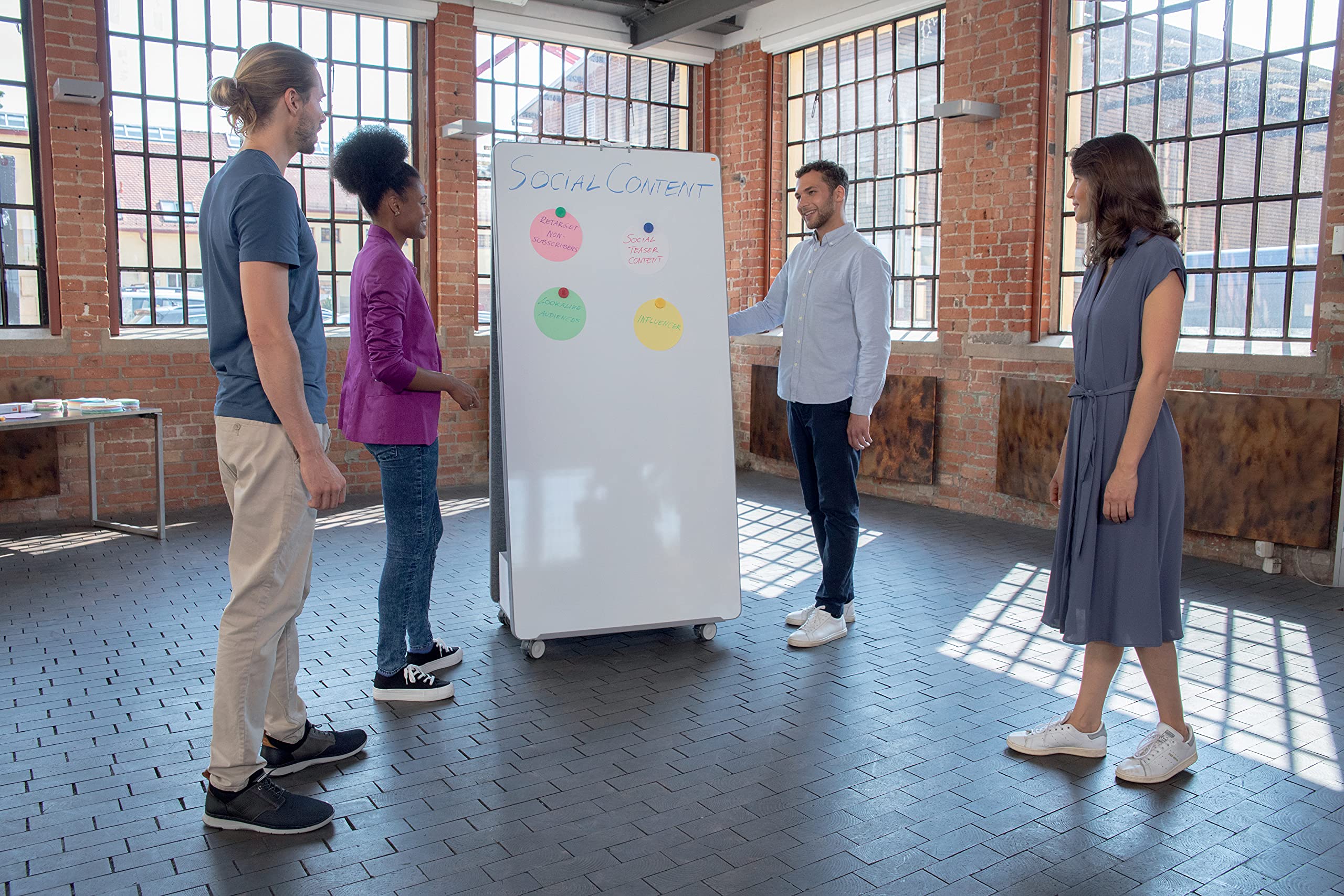 Nobo Mobiles Whiteboard-System, 900 x 1800 mm, mobiler Sockel, 2 x magnetische Whiteboards aus Stahl & Zubehör, Move & Meet System, 1915560