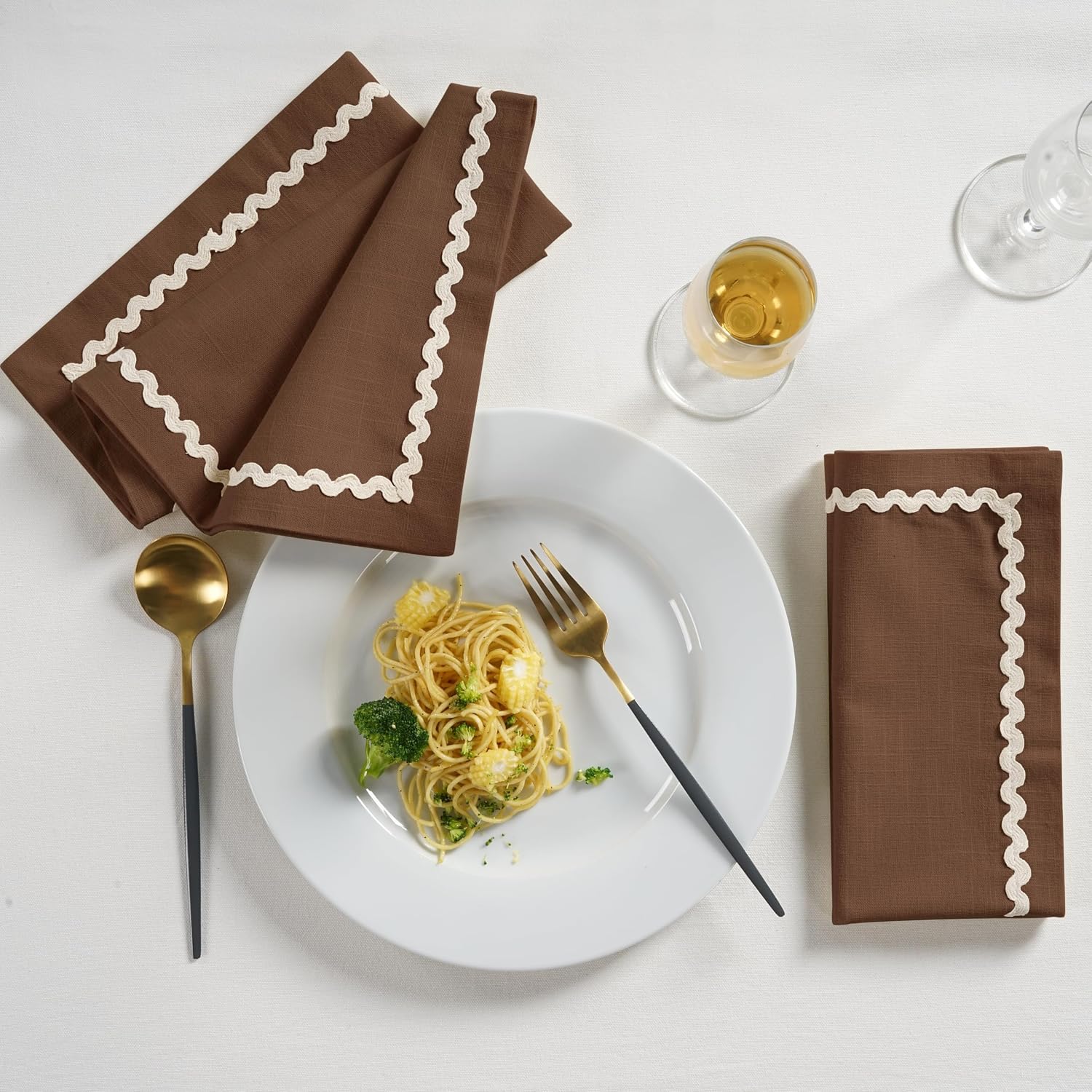 FINGERCRAFT Scallop Lace Cloth Napkins, Dinner Napkins 6 Pack Chocolate