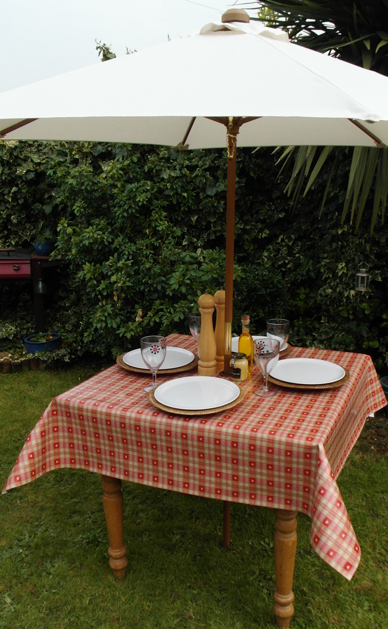 The Tablecloth Company Red 55X55" (1.4X1.4m) Square Pvc/Vinyl Tablecloth - & Cream With Hearts With Parasol Hole