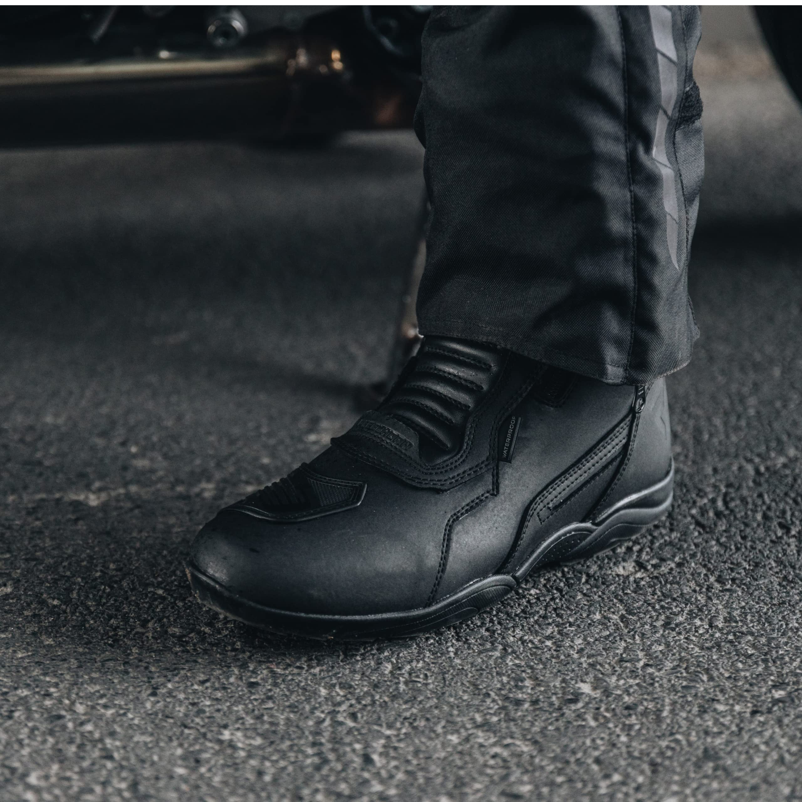 REBELHORN Scout Botas de Moto Hombre y Mujer | Cuero PU | Membrana Hipora | Dos Cremalleras Largas | Punteras, Talones y Tobillos reforzados | Costuras Dobles y Triples | Tallas hasta 48
