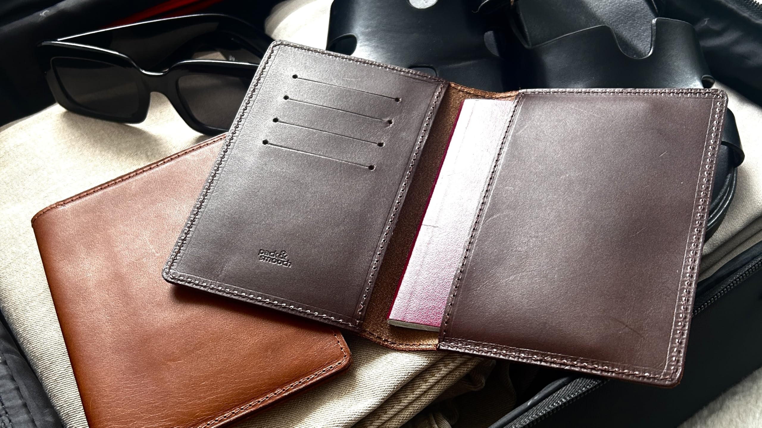 Pack & Smooch Reisepasshülle Leder RFID Dunkelbraun | Pflanzlich gegerbtes Leder | 4 Kartenfächer | Handgemacht in Deutschland