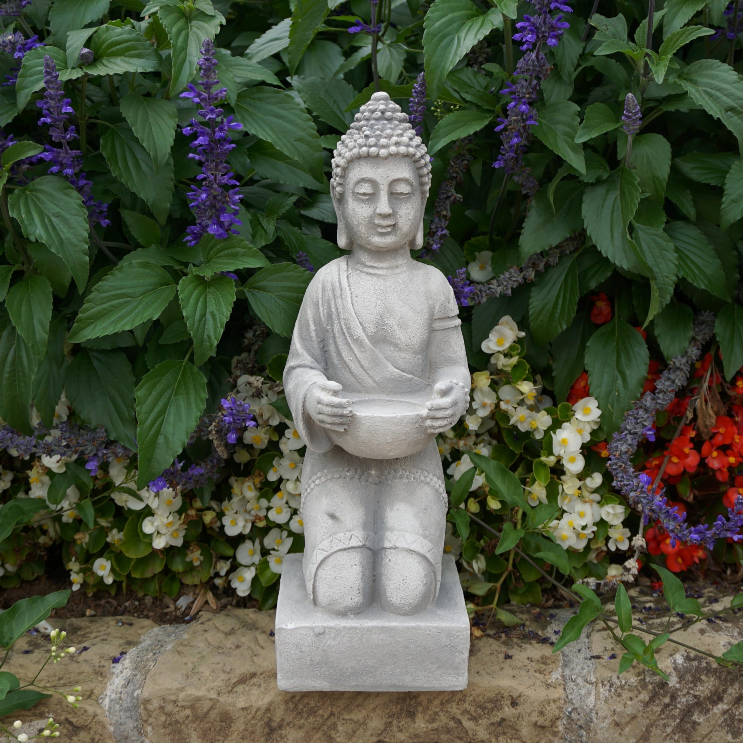gartendekoparadies.de Buddha Statue auf einem Podest, Steinfigur aus Steinguss, Weißbeton, Frostsicher für Außenbereich, H. 43 cm, 9 kg (Grau)