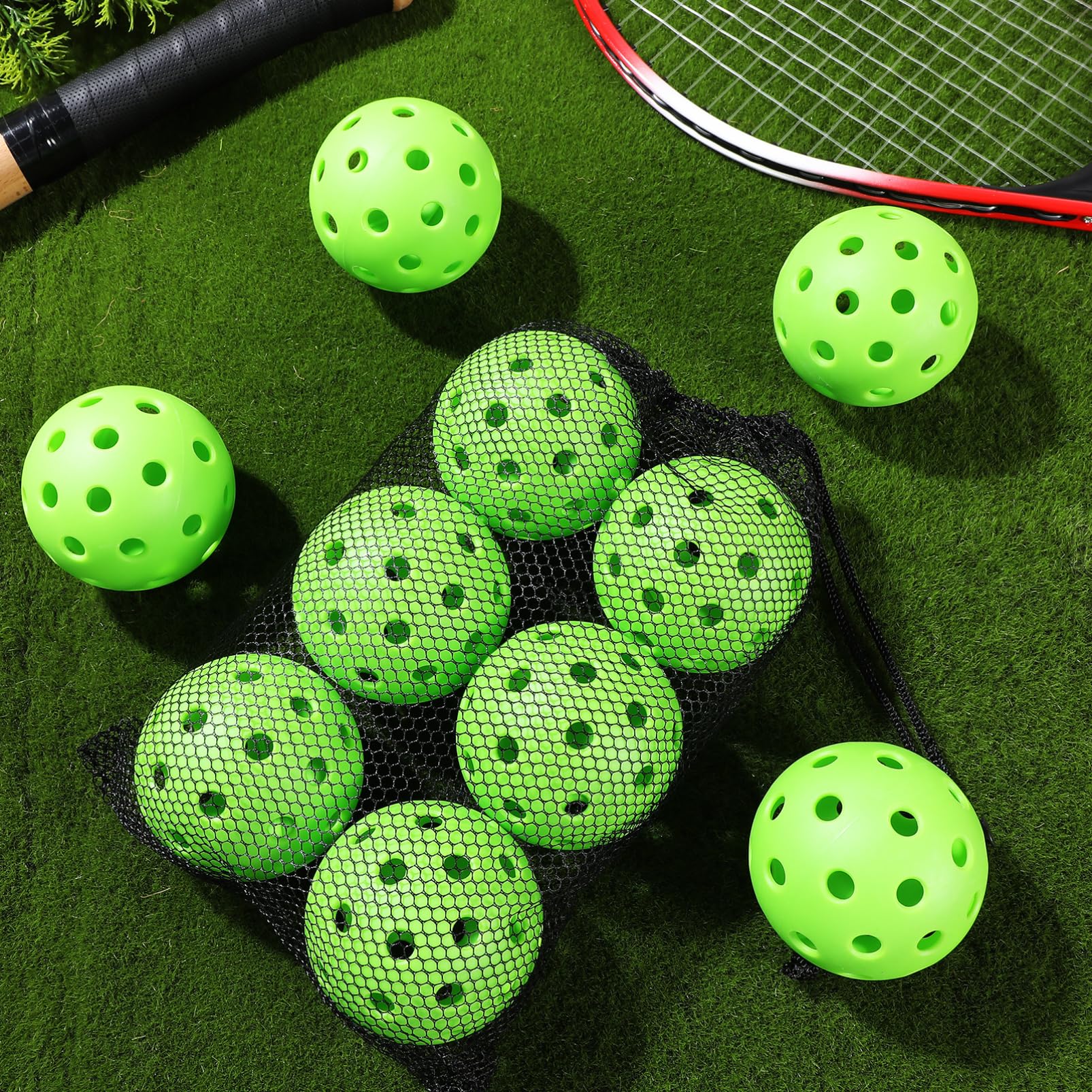 BESTonZON Hohle Übungsbälle mit 40 Löchern, 12 Stück, Grün für Golf | Pvc Ausführung, Drinnen und Draußen Nutzbar, Sichere Treffer, Robustes Design, Vielseitig Verwendbar