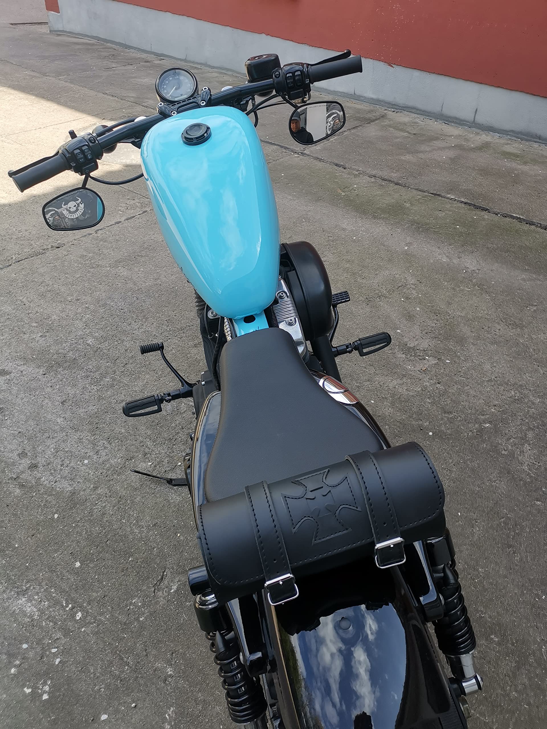 Gepäckrolle Tool Malteser Kreuz kompatibel mit Harley Davidson Softail Streetbob Cruiser Dyna Sportster Shovelhead Werkzeugrolle universell