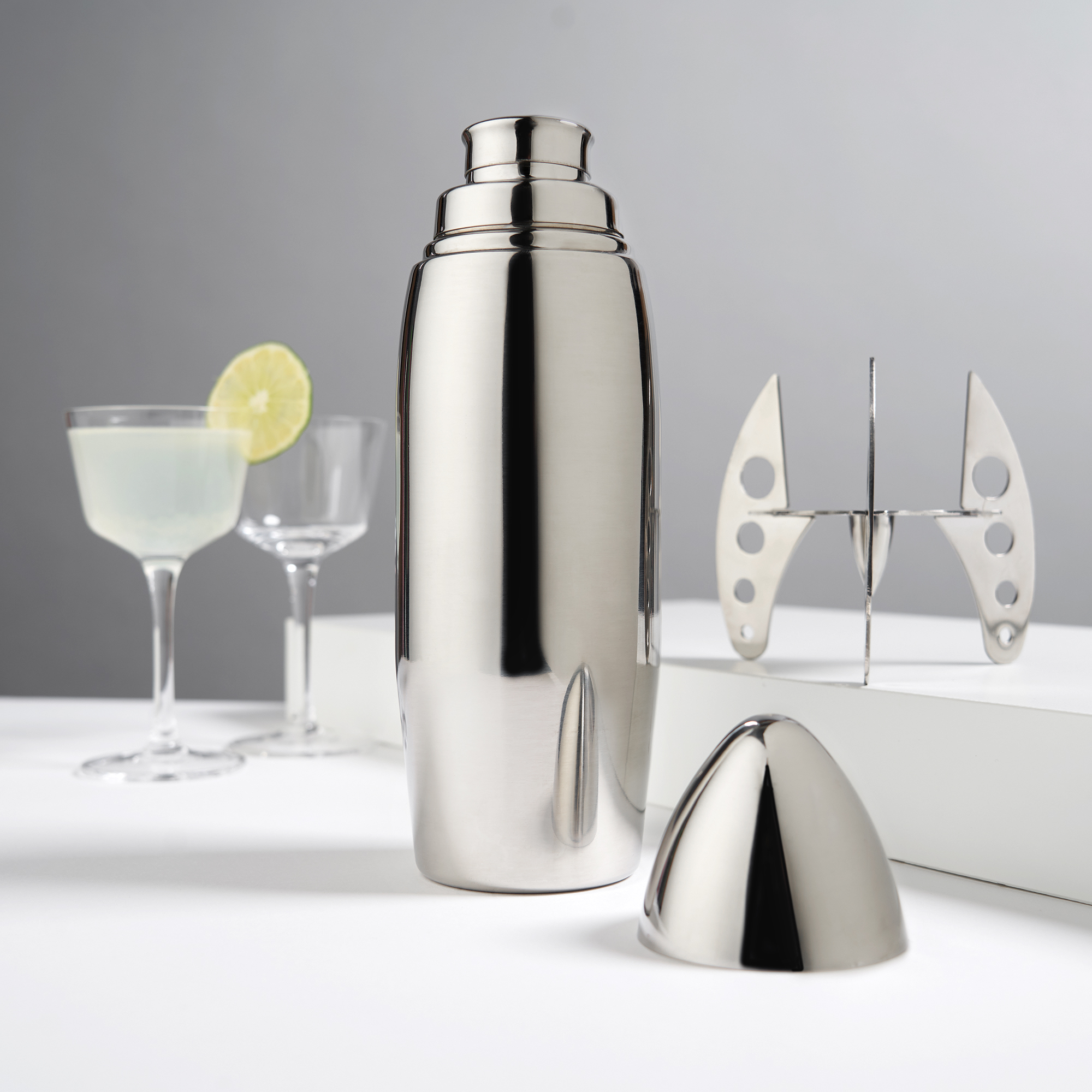 Amazon.com: Viski Rocket Cocktail Shaker with Strainer Bar Set for