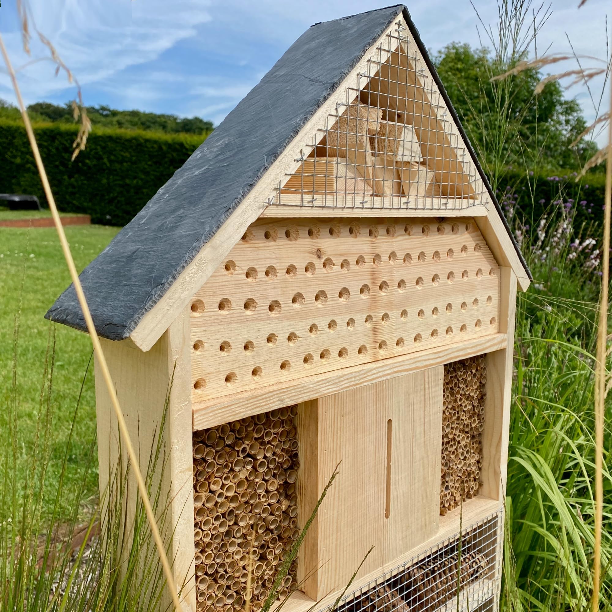 GARTENETAGE Insektenhotel XXL mit Schieferdach/Naturbelassenes, massives Insektenhaus & Bienenhotel/Insektenhotel zum Aufstellen mit Pfählen, witterungsbeständig/Marienkäferhaus, Schmetterlingshaus