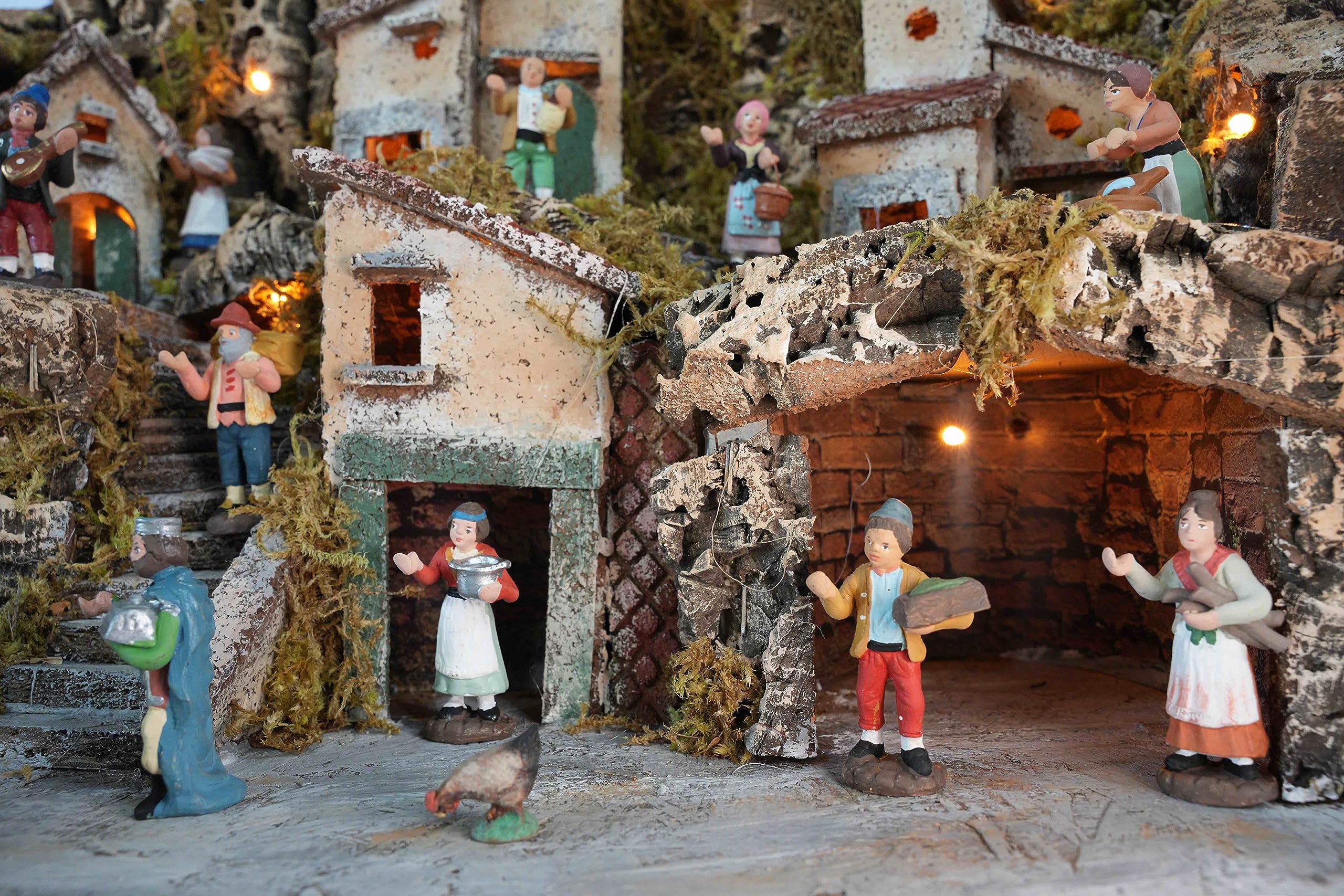 Presepe Villaggio Natalizio Completo illuminato con capanna e grotta per statuine artigianali, completo di luci Led calda.