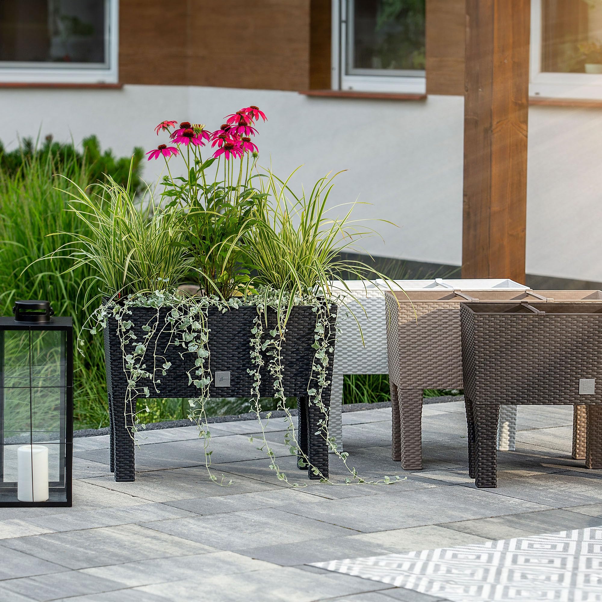 KADAX Pot de Fleurs sur Pieds, Plate-Bande surélevée en Plastique, Disponible en 2 Tailles, bac à Plantes avec Motif rotin, bac à Fleurs pour Jardin, Balcon, terrasse, bac (60 cm/Marron foncé)