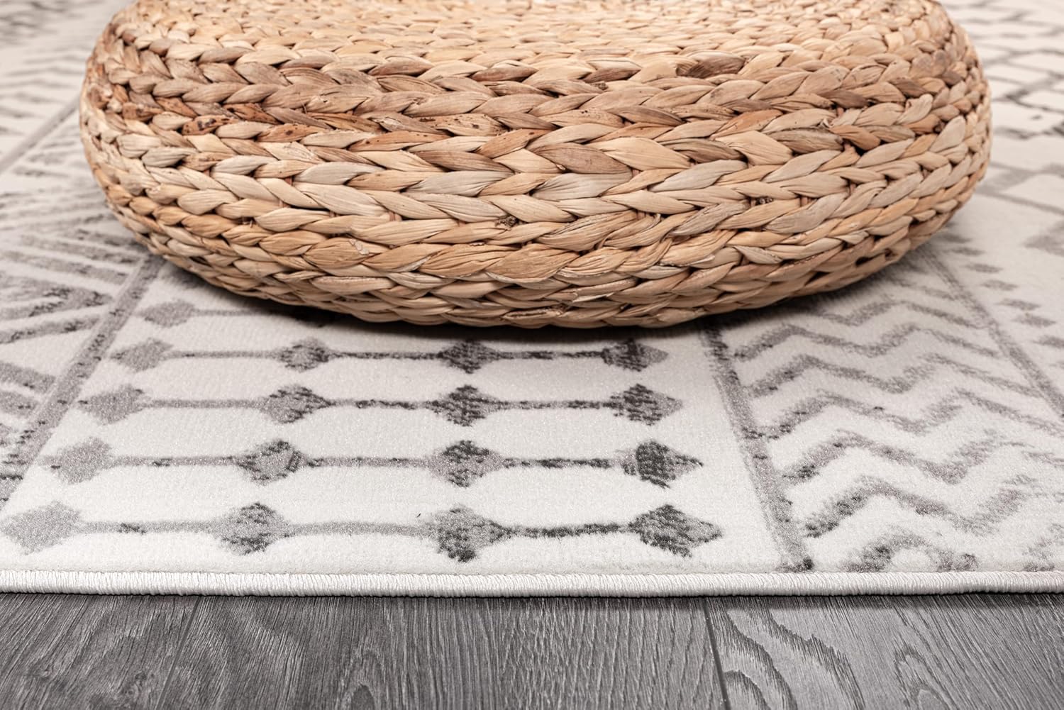 Camilson 5' x 7' Grey and Cream Geometric Area Rug