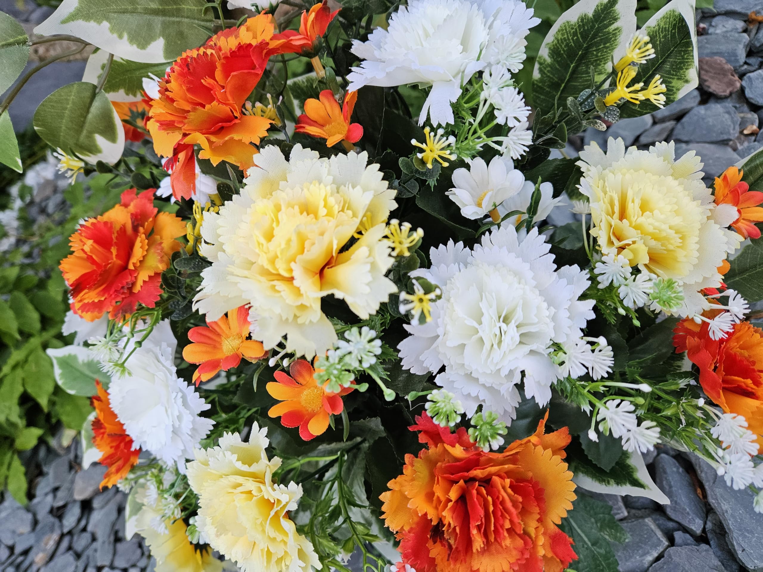 Composition De Fleurs Artificielles, Lesté Ciment pour Une Parfaite Tenue à L' extérieur. Réalisé par Nos Soins, Fleurs de Qualité. Dimension - Largeur/32cm - Longueur/72cm