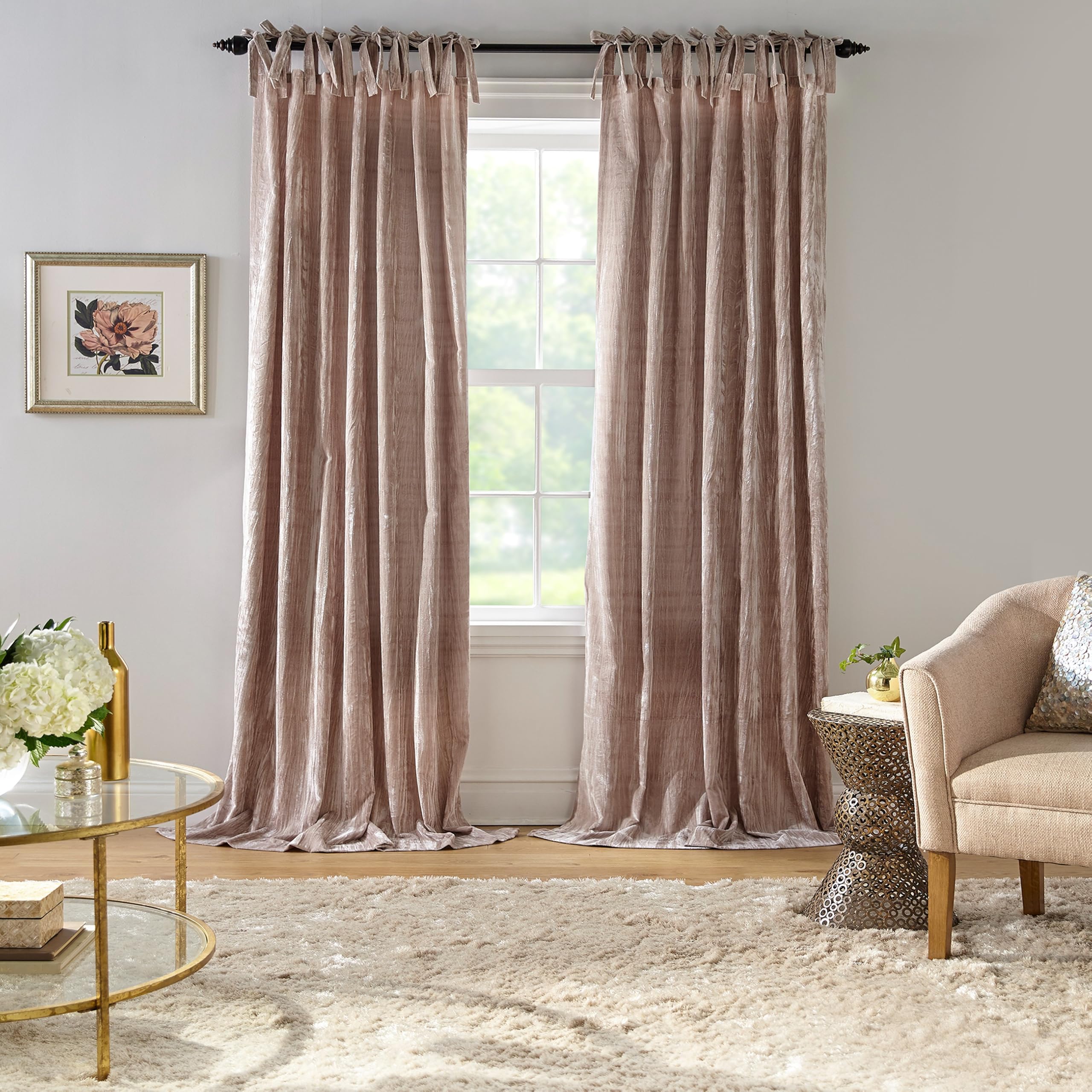 Rideau de fenêtre en velours taupe pour une ambiance de chambre cocooning