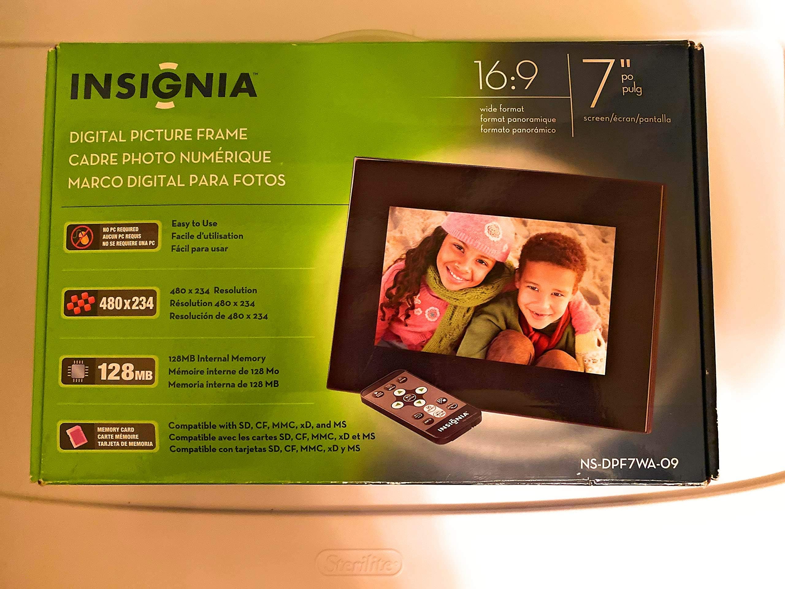 Insignia 7" Widescreen LCD Digital Photo Frame - Black