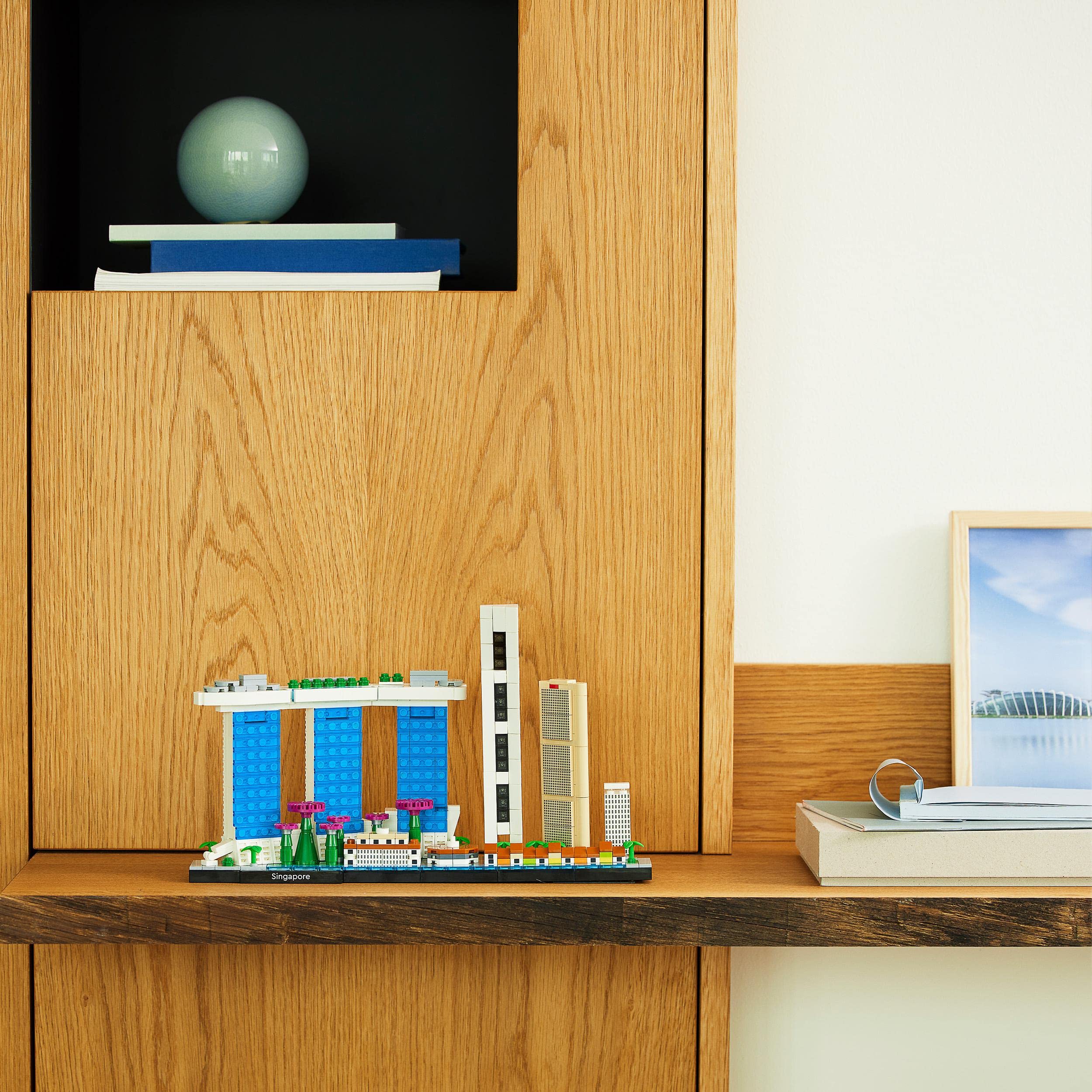 LEGO Architecture Singapore, Kit Modellismo per Adulti da Collezione, Idea Regalo per Uomo, Donna, Lui o Lei, Set di Costruzioni della Collezione Skyline, Hobby Creativo Fai da Te 21057