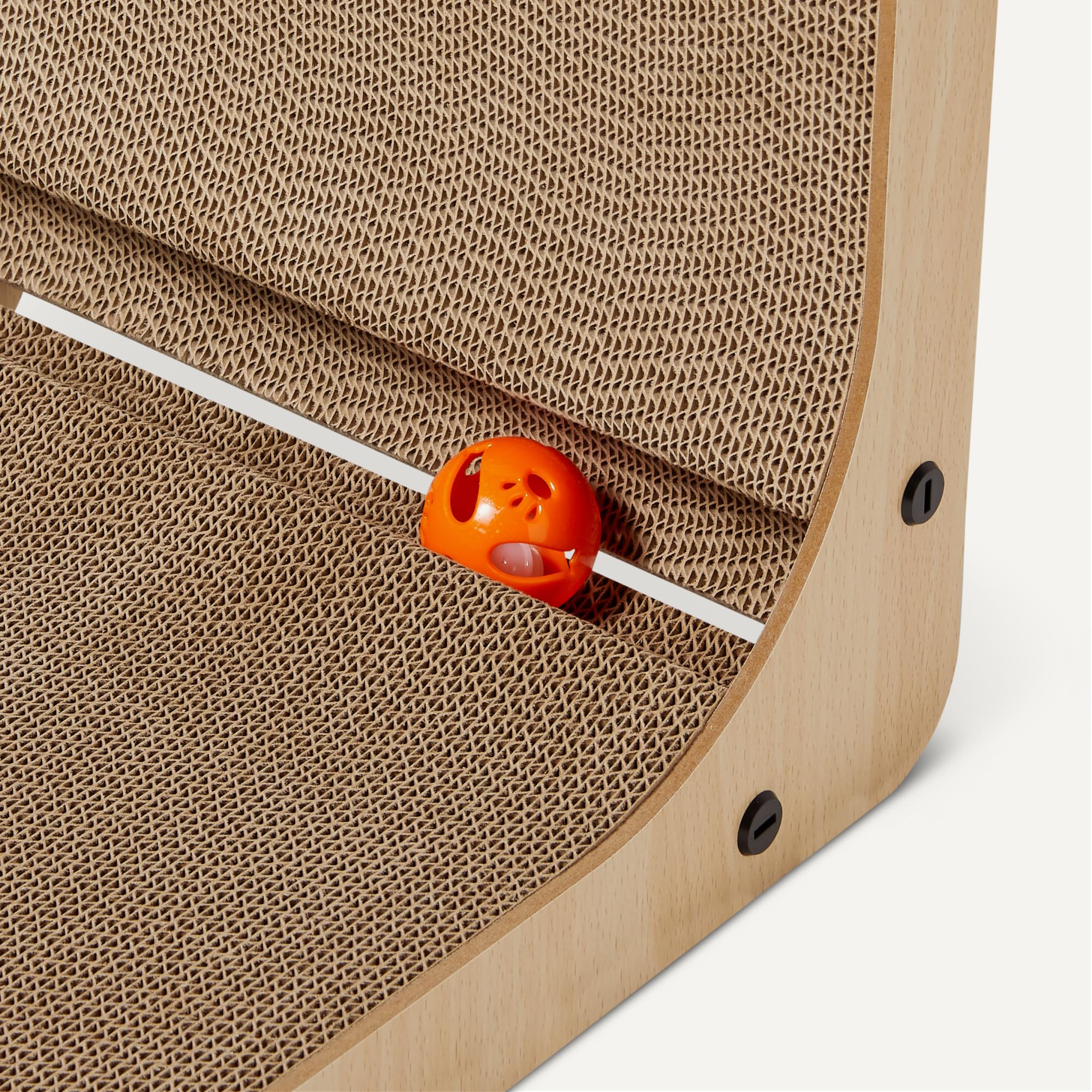 Amazon Basics Rascador para Gatos en Forma de L, Rascador para Gatos con Pelota Interactiva y Hierba Gatera, Trepador de Pared de Cartón para Gatos y Gatitos de Interior, 41,9 x 29 x 68,1 cm
