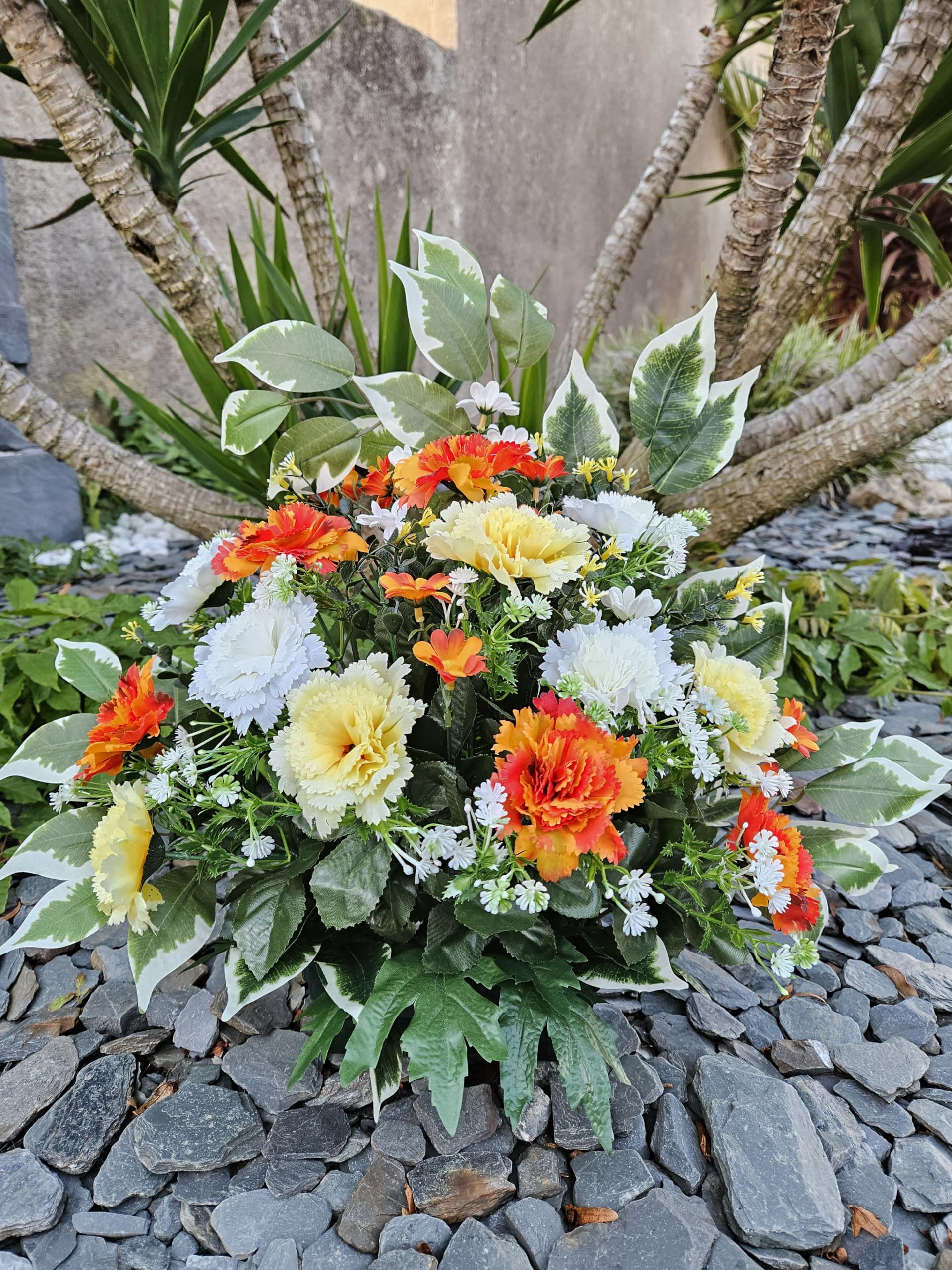 Composition De Fleurs Artificielles, Lesté Ciment pour Une Parfaite Tenue à L' extérieur. Réalisé par Nos Soins, Fleurs de Qualité. Dimension - Largeur/32cm - Longueur/72cm