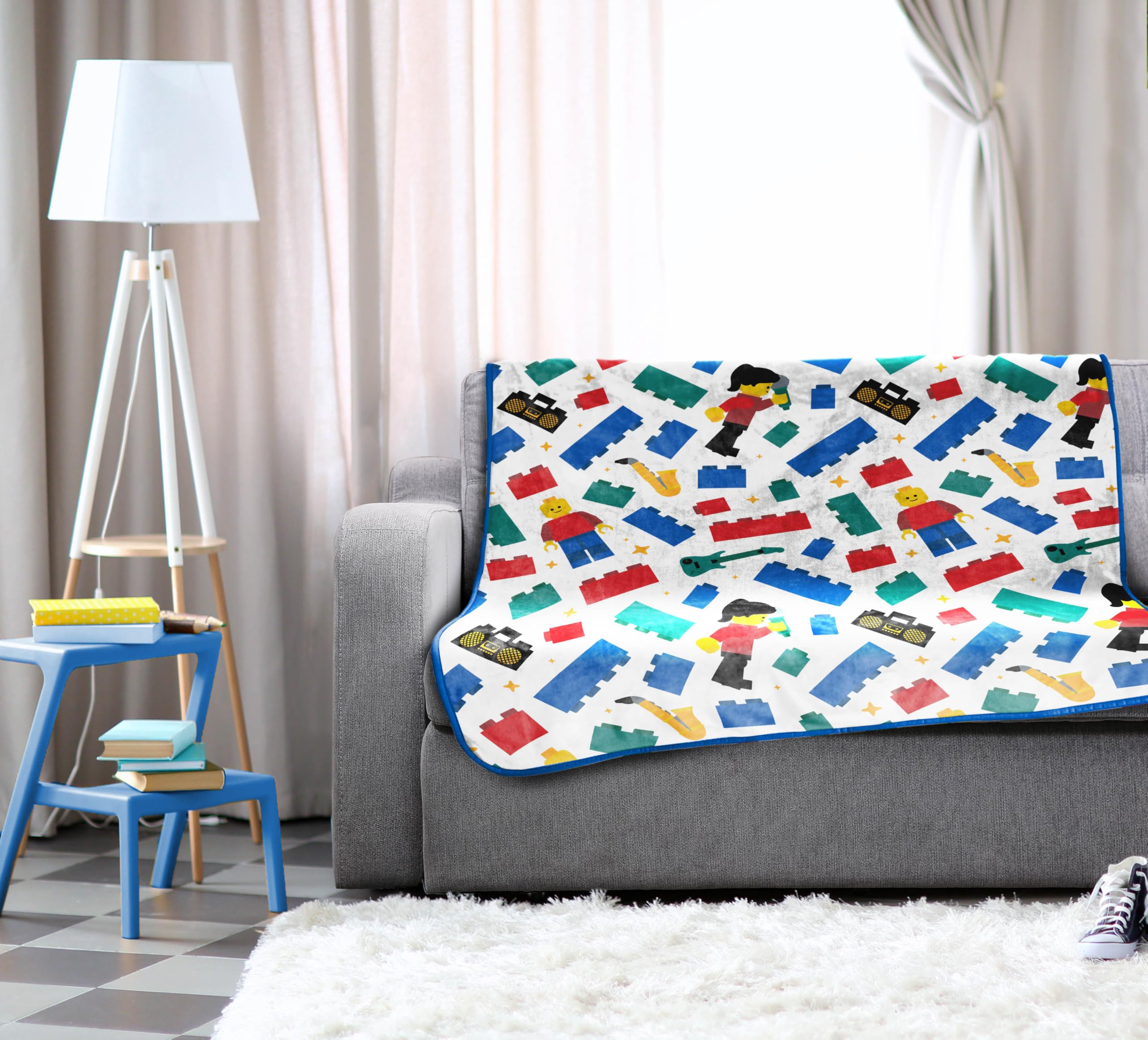 Jay Franco Kids Pluszowy koc z motywem Lego – miękki i przytulny koc polarowy o wymiarach 117 x 152 cm do sypialni i na sofę, produkt z oficjalną licencją, biały