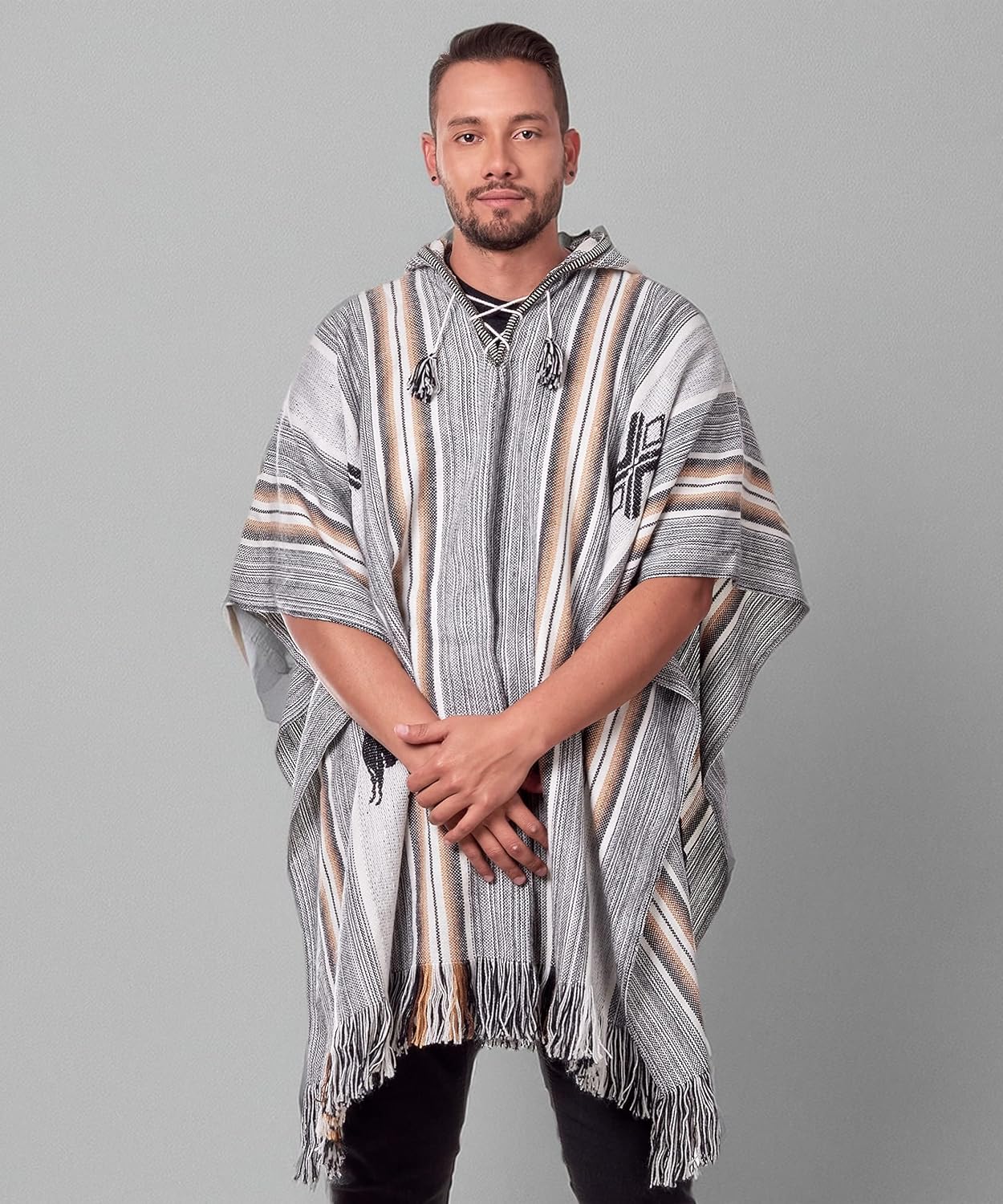 Poncho com capuz Alpaca para homens – Capa hippie com capuz – Serape tradicional masculino tricotado com lã de alpaca em promoção! Veja a oferta e mais achadinhos de Jaquetas & Casacos 8 Hoje é o melhor dia para comprar Poncho com capuz Alpaca para homens – Capa hippie com capuz – Serape tradicional masculino tricotado com lã de alpaca com aquele preço maroto! Promoção! Aproveite a oferta! 8