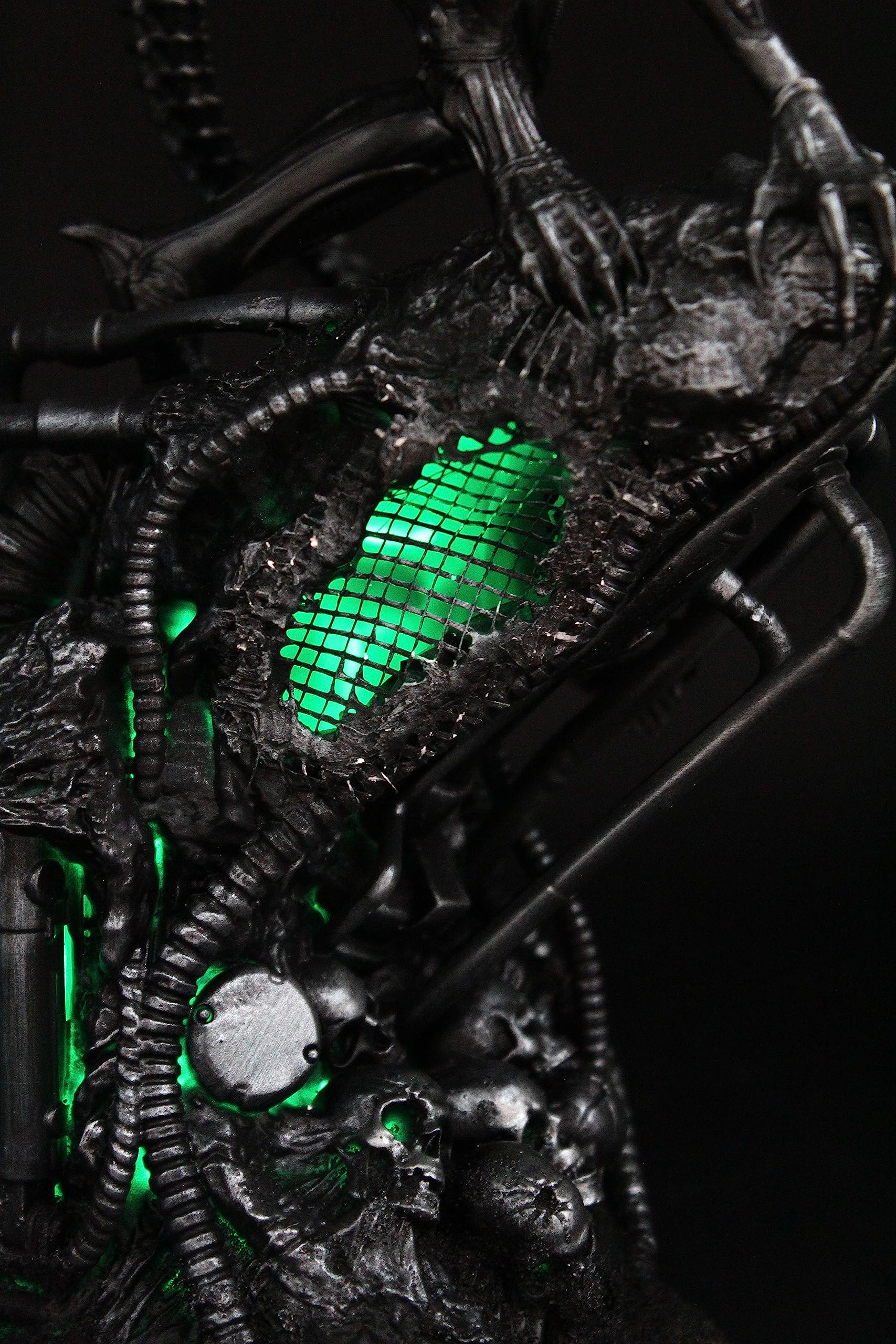 Generico Alien Xenomorph Figure - statua Alien da 35cm con LED, diorama alieno da collezione, incredibile dettaglio, esclusiva Made in Italy