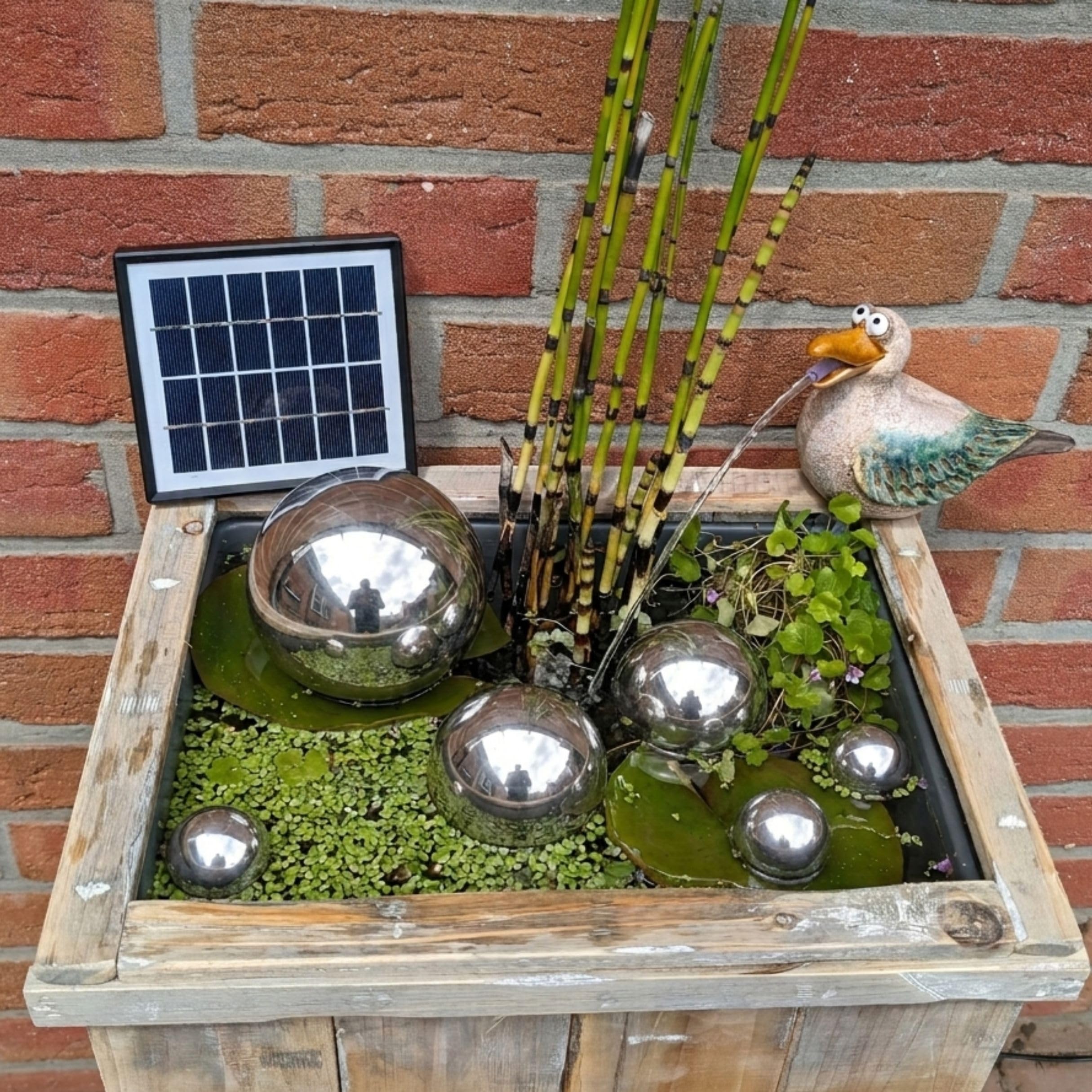 Miniteich Komplettset - Solar Wasserspiel Möwe aus Keramik - Holzkiste mit Kunststoffeinsatz - 6 Schwimmkugeln - Gartenbrunnen für Balkon - Terrasse